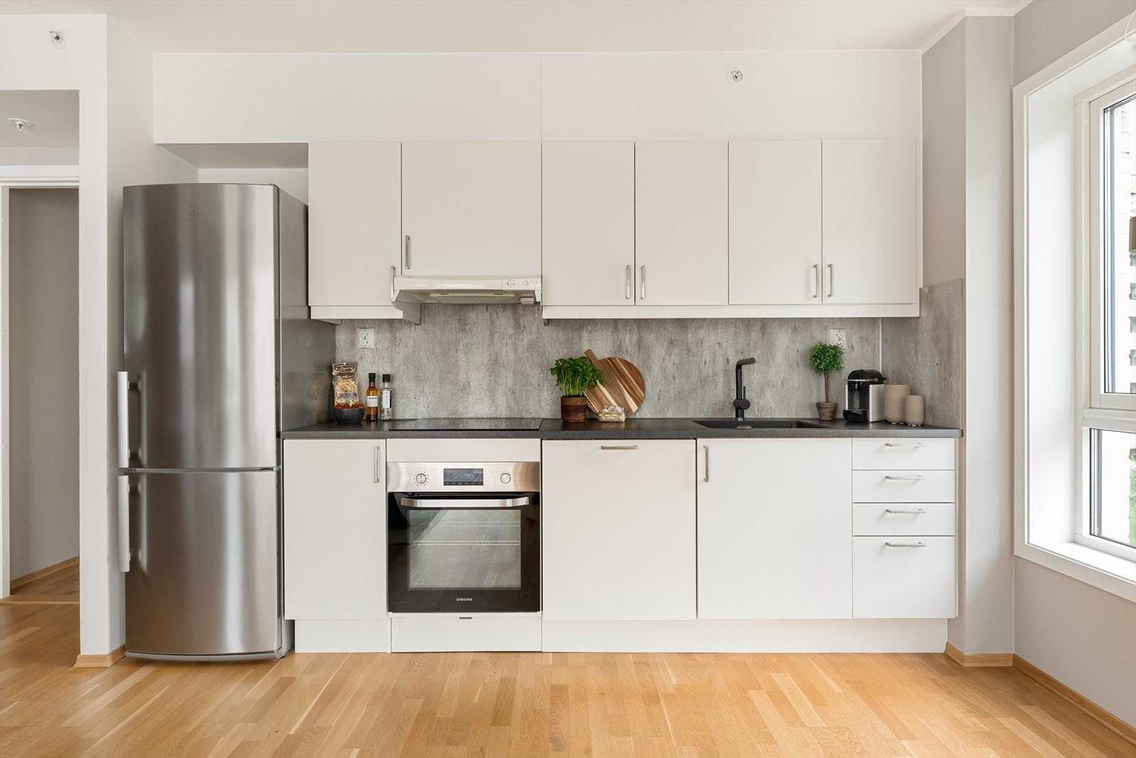 Flott kjøkken som har godt med skap- og benkeplass. Galleribilde