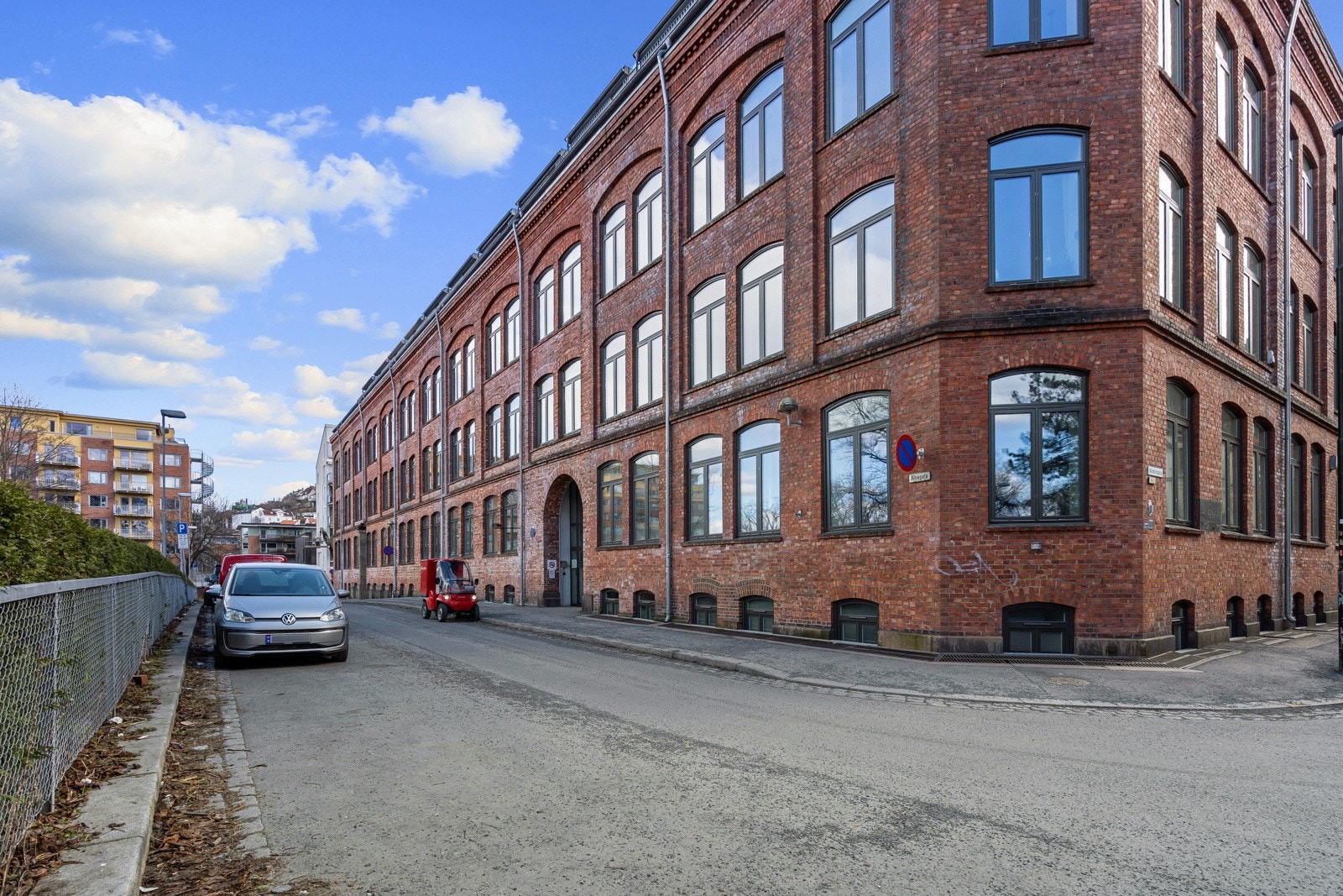 Bygget huset opprinnelig Den Norske Skofabrikk fra 1898, men ble modernisert i 2006. Galleribilde