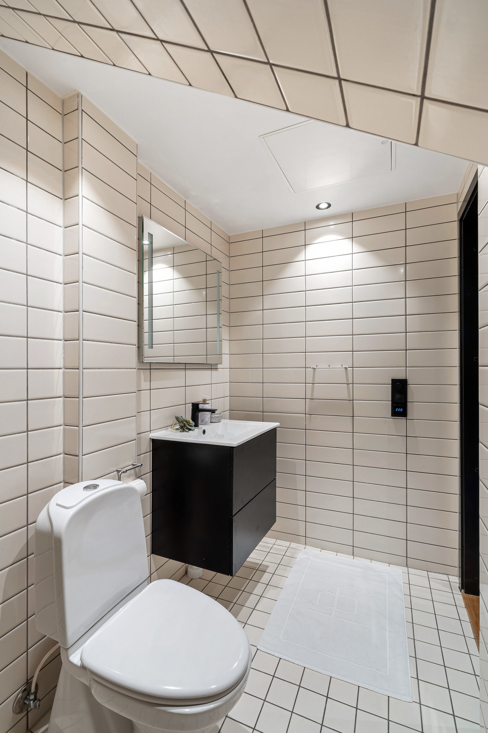 Badet inneholder dusj, servant med underskap, speil med lys, toalett, samt opplegg for vaskemaskin. Innredning og garnityr er fra 2022. Galleribilde
