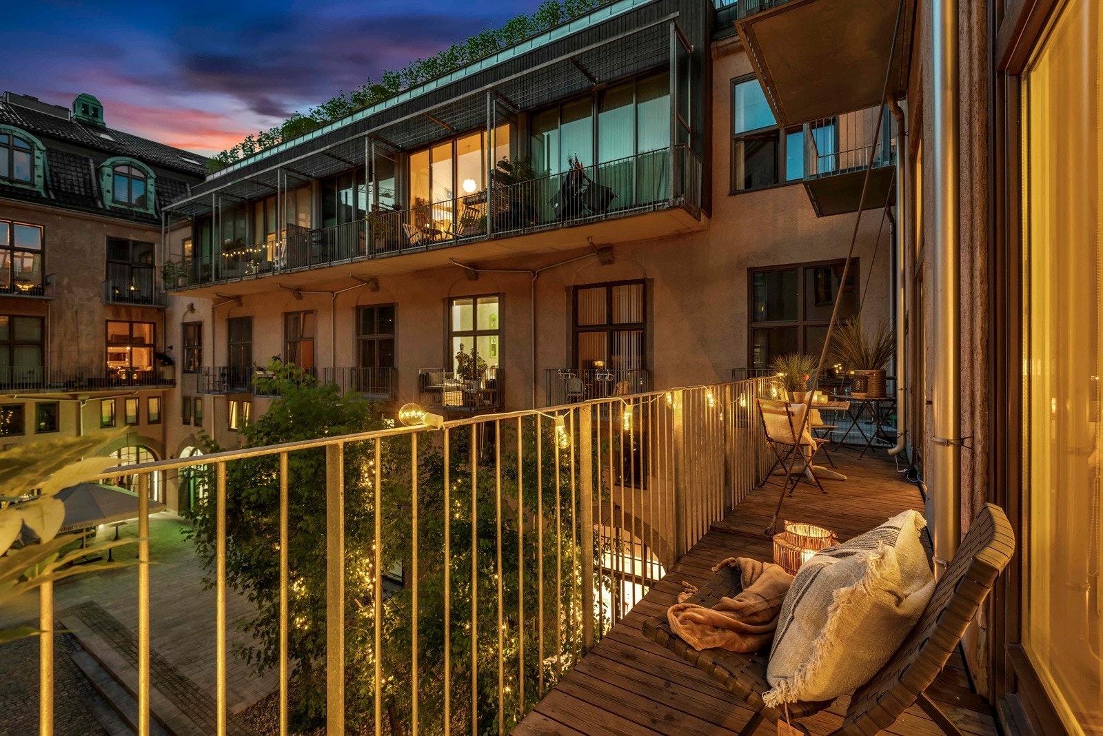 Balkongen har plass for hagemøbler på terrassebordene, og i forkant er det rekkverk av stål Galleribilde