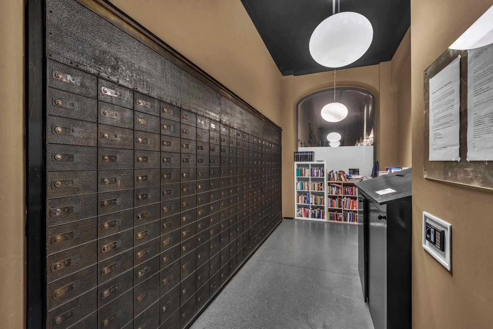 Bygget står på Byantikvarens liste over fredede eiendommer og mange av de originale elementene er fortsatt i bruk. Her som de gamle postboksene som i dag benyttes som postkasser Galleribilde