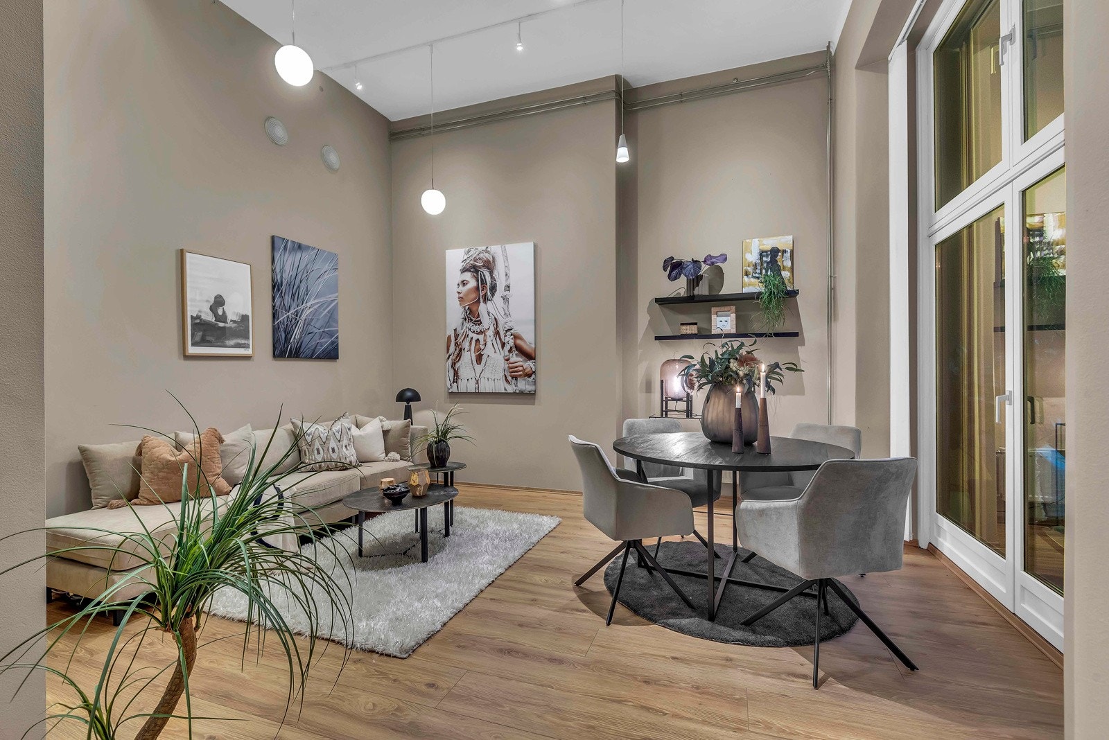 Videre har rommet god plass for sofaløsning og spisebord, pent laminat gulv og utgang til balkong. Galleribilde