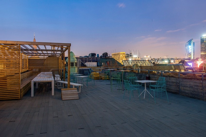 På den ene takterrassen er det plassbygde solsenger som beboere kan benytte, og hvis det blir for varmt kan du bruke dusjen her oppe Galleribilde