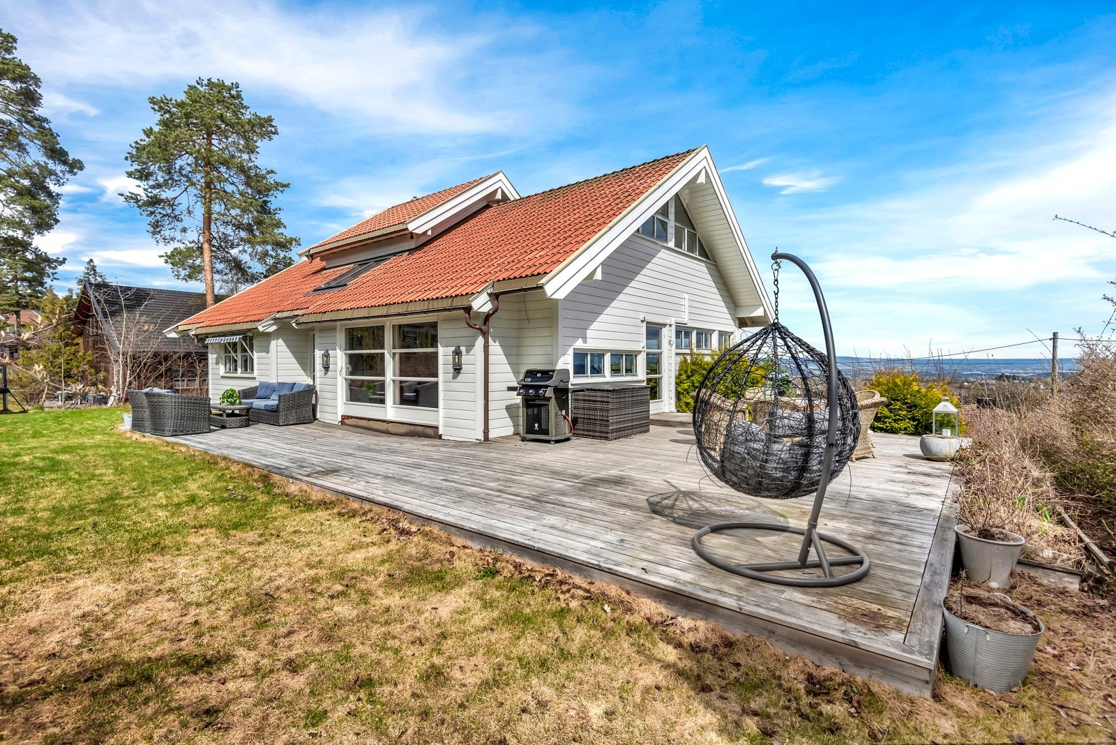 Terrassen oppleves som en perfekt forlengelse av boligen under sommersesongen Galleribilde