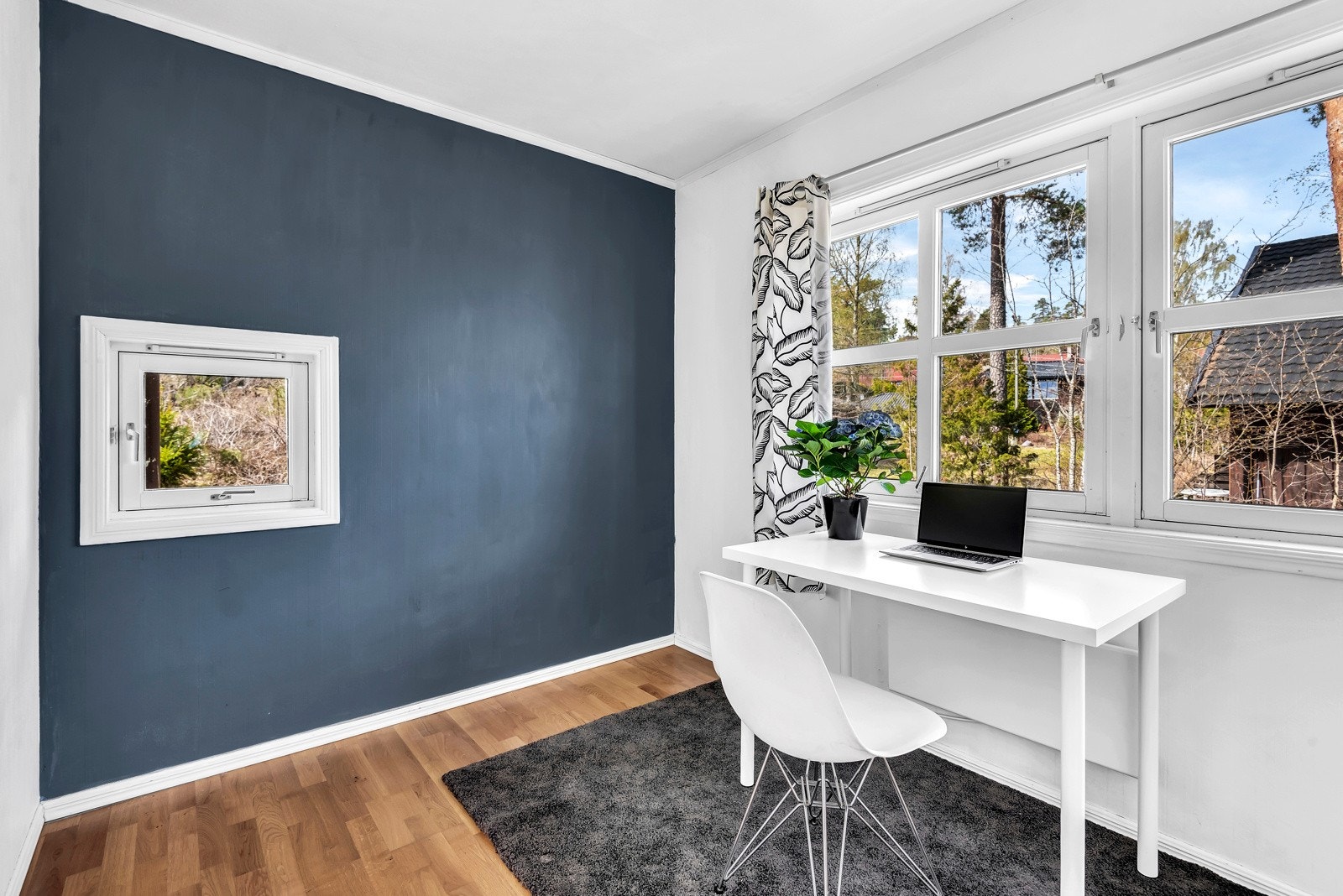 Soverom II - God plass til seng, nattbord, kommode/skap m.m. Galleribilde
