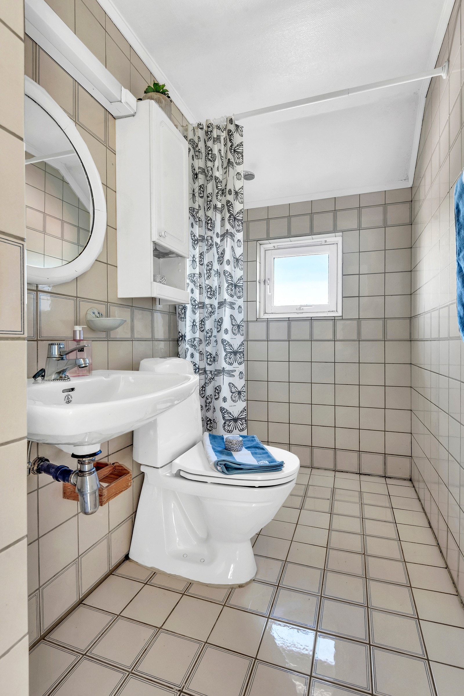 Bad II - Badet er innredet med servant, dusj og toalett Galleribilde