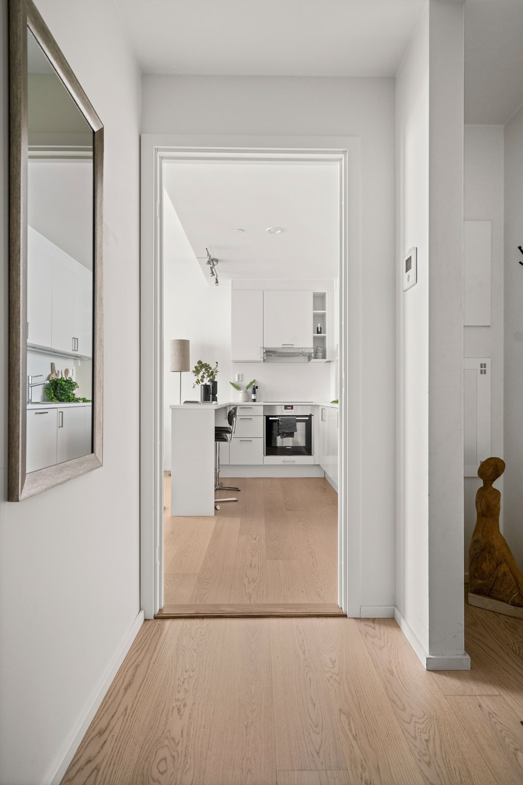 Entré | Det er plass til oppheng av ytterklær under hattehyllen rett innenfor entré. Galleribilde