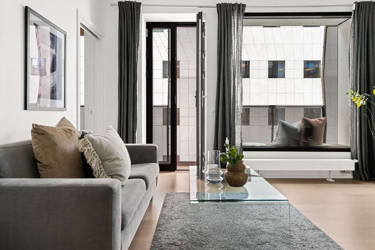 Stue - Plass til både spisebord og sofamøblement - Utgang til balkong Galleribilde