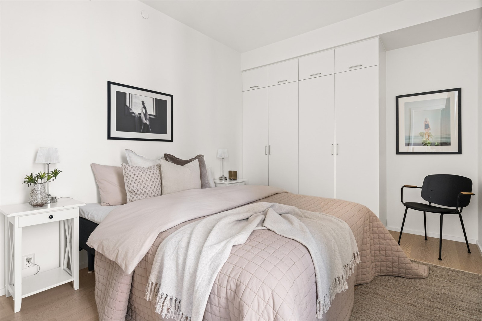 Soverom med god plass til dobbelseng og rikelig med garderobeplass Galleribilde