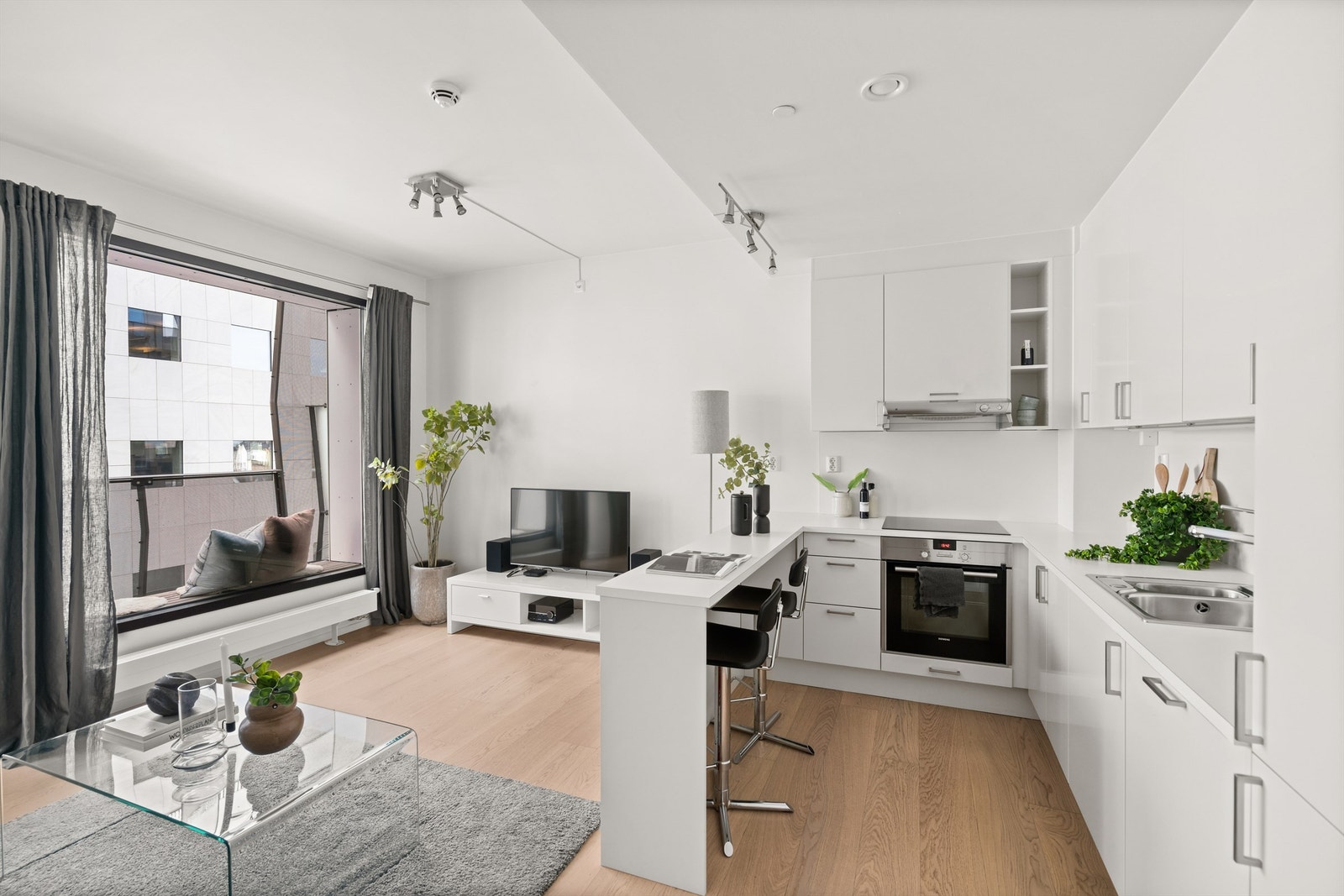 Stue - Plass til både spisebord og sofamøblement - Utgang til balkong Galleribilde