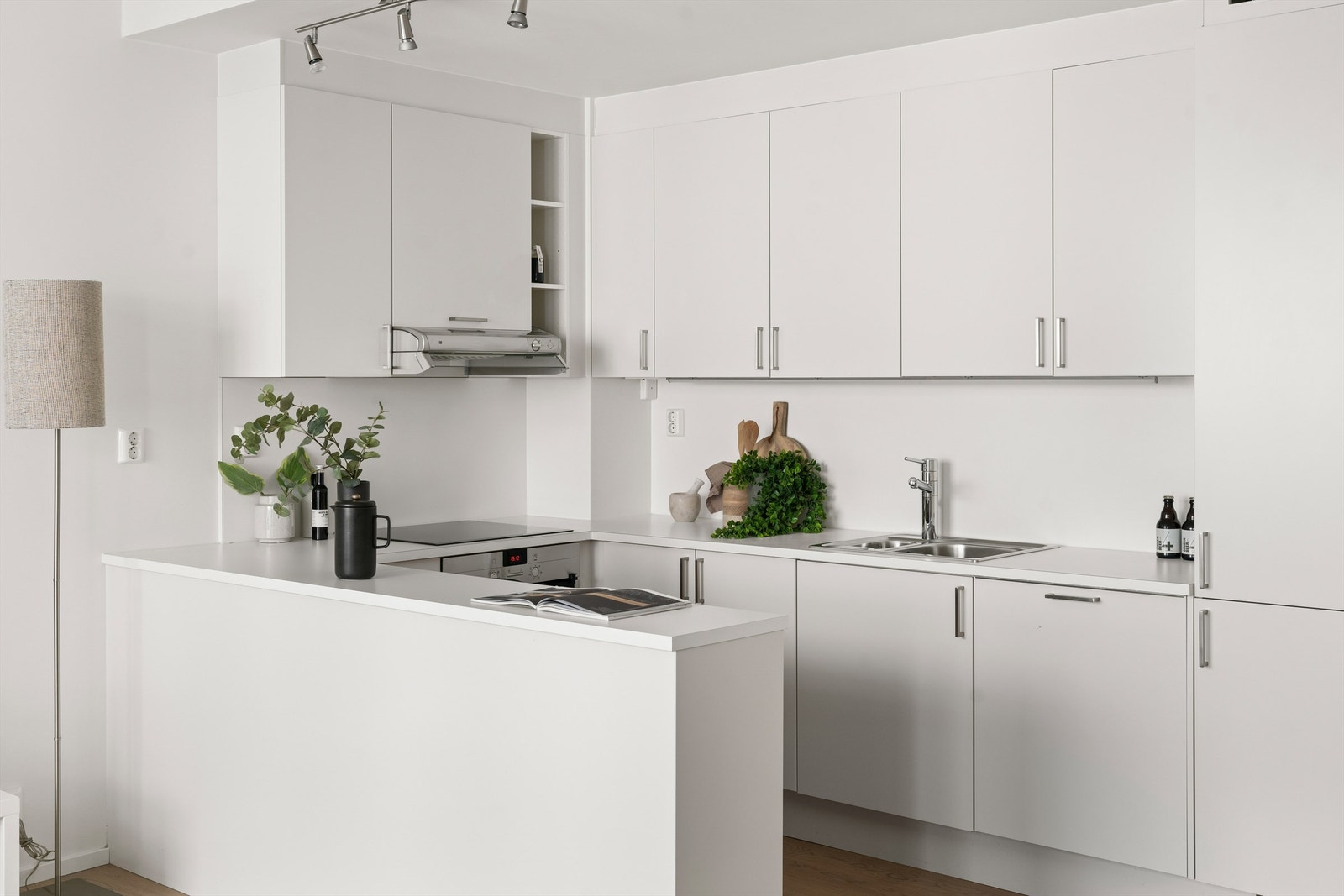 Stilrent kjøkken med helintegrerte hvitevarer - Rikelig med skap-og benkeplass Galleribilde