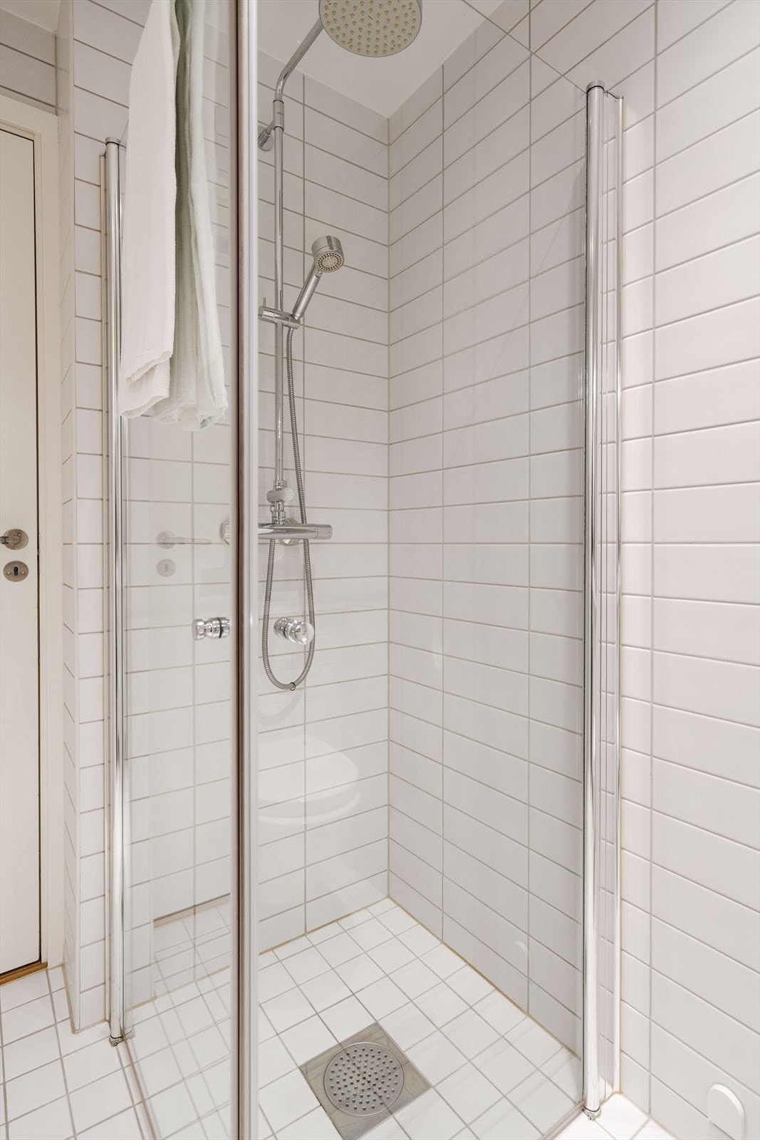 Dusjhjørne med svingbare dører. Galleribilde