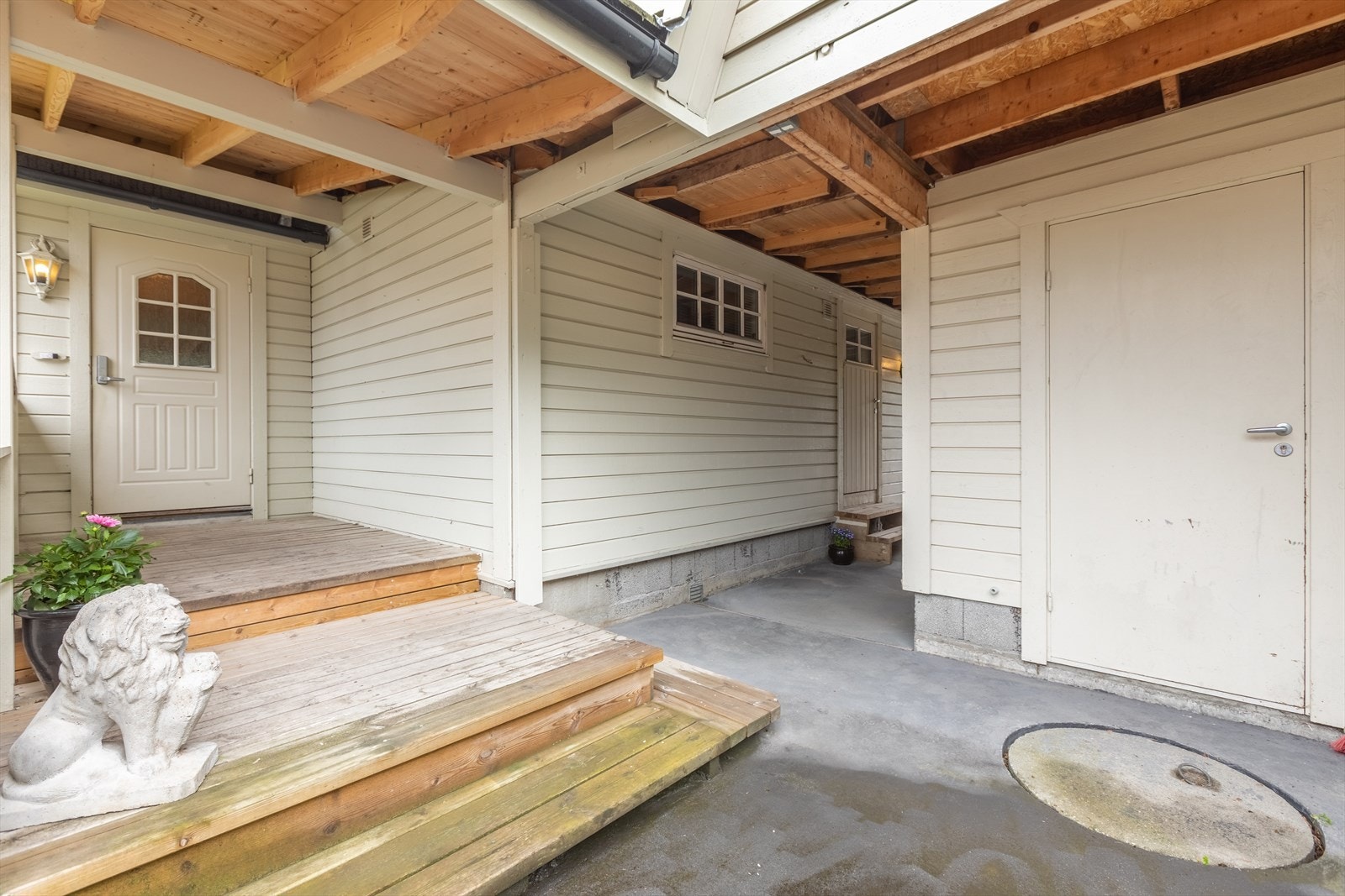 Bustaden har fint opparbeida og overbygd inngangsparti Galleribilde