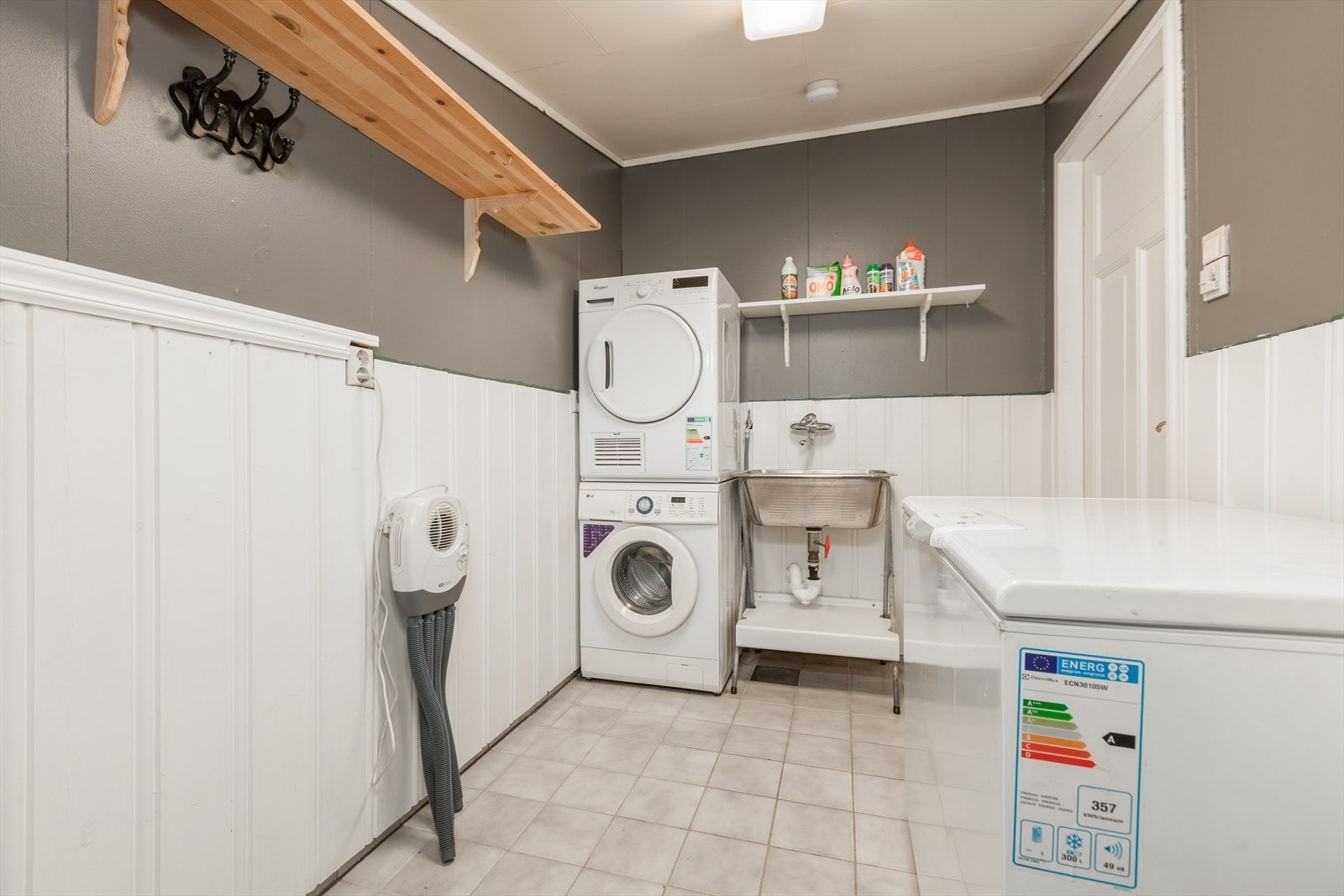 Vaskerommet inneheld opplegg for vaskemaskin og utslagsvask. Frå vaskerommet er det direkte tilkomst til hage Galleribilde