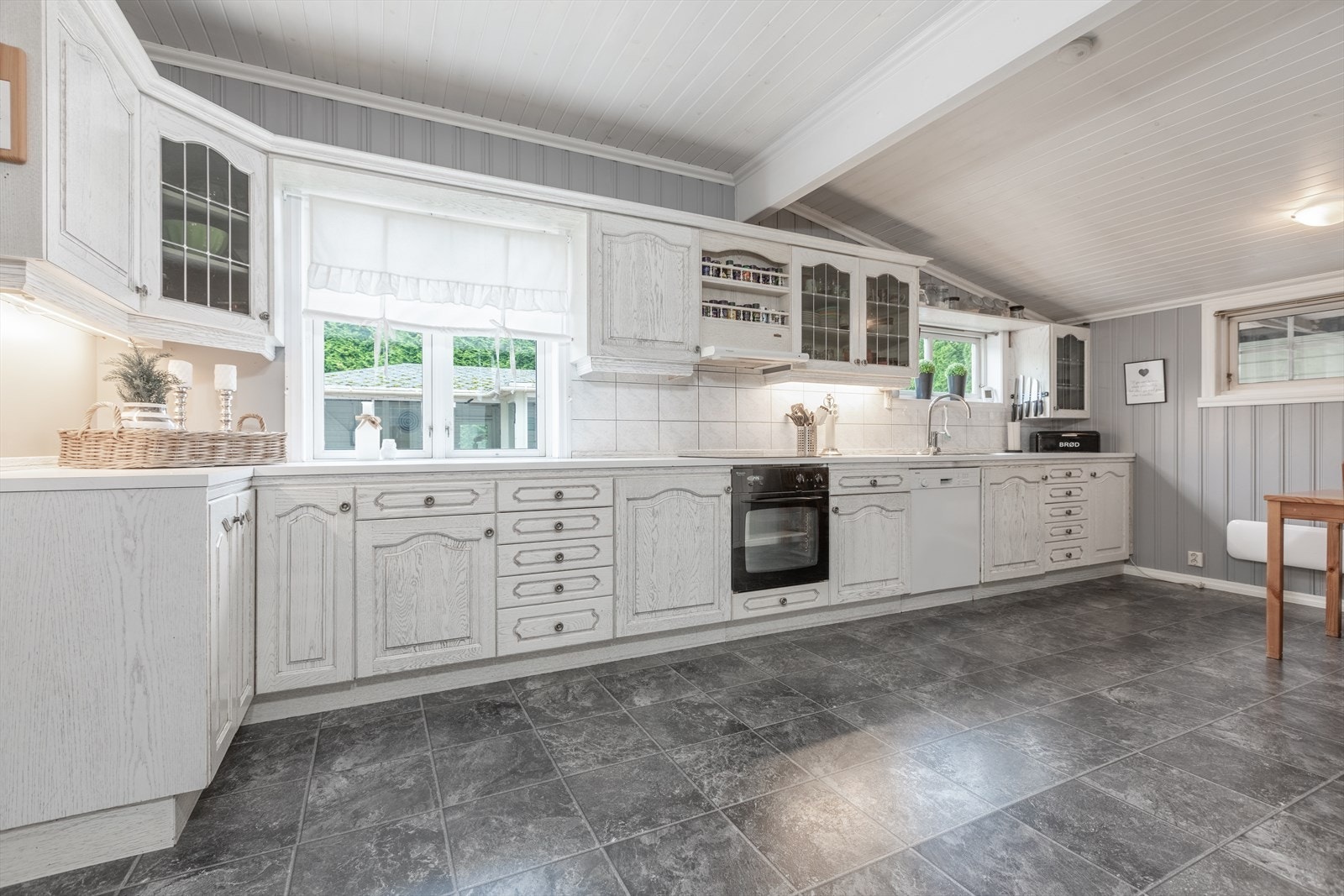 Kjøkenet er også av god storleik og er rikeleg innreia med benkeflate og skåpplass Galleribilde