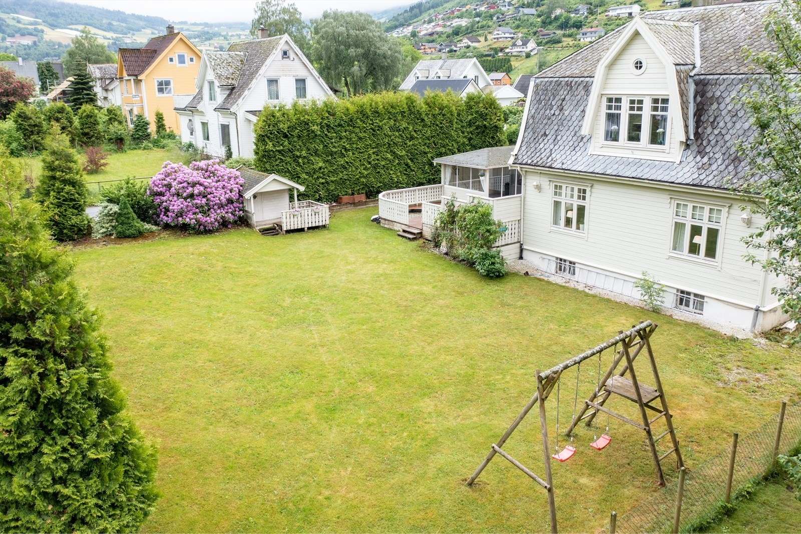 Bustaden er innhaldsrik med god planløysing og har eit uteområdet i særklasse. Mykje plass for leik og moro for dei yngste Galleribilde