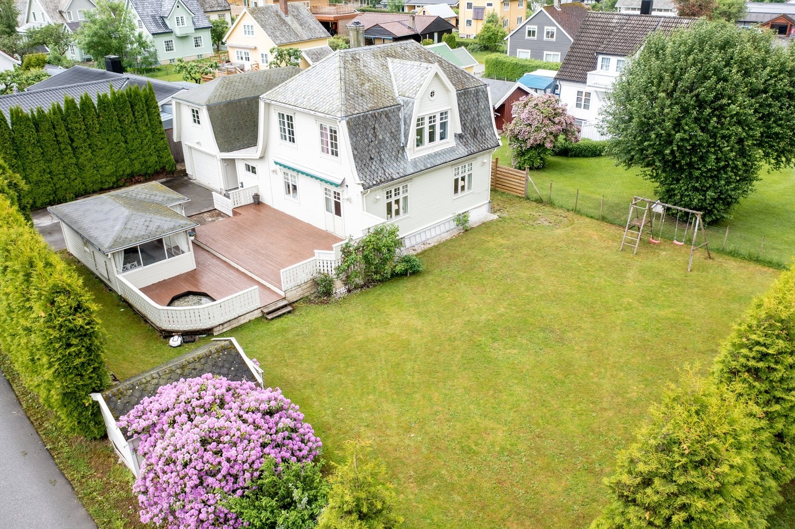 Eigedomen er romsleg med god tilkomst og hagen er flat og lettstelt. Perfekt for ein småbarnsfamilie Galleribilde