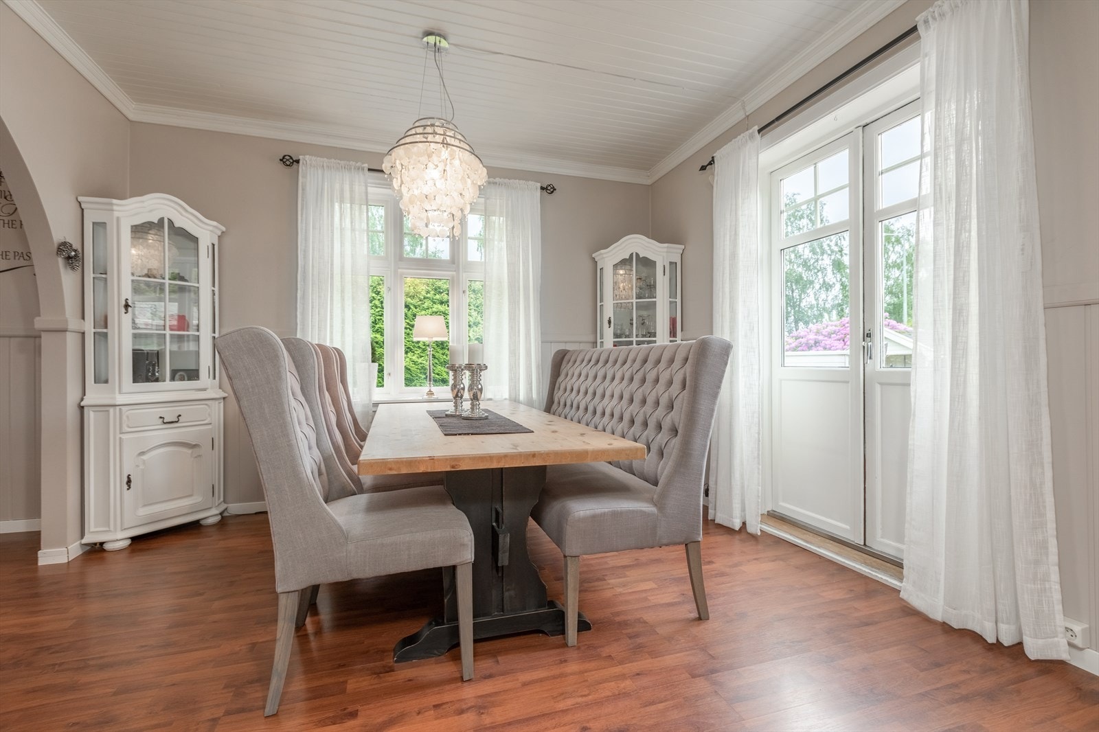 I etestova er det plass til langbord og vidare tilkomst til stor terrasse og hage Galleribilde