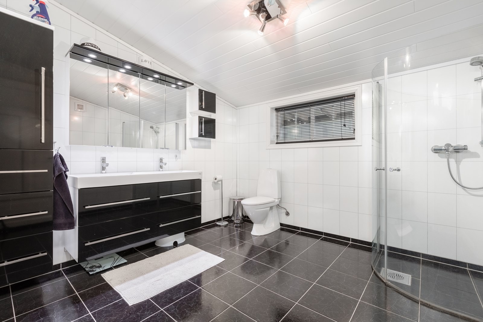 Badet er av god storleik og vart pussa opp i 2012 med flis og varmekabel i golv, og baderomsplater på veggar Galleribilde