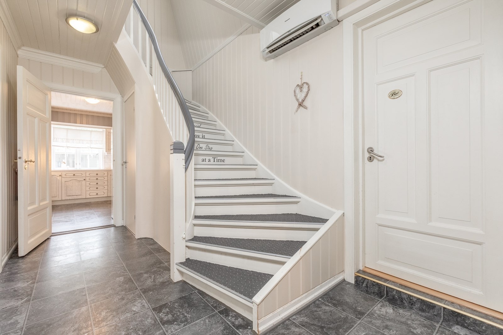 I gangareal er det trapp opp til loft og montert varmepumpe Galleribilde