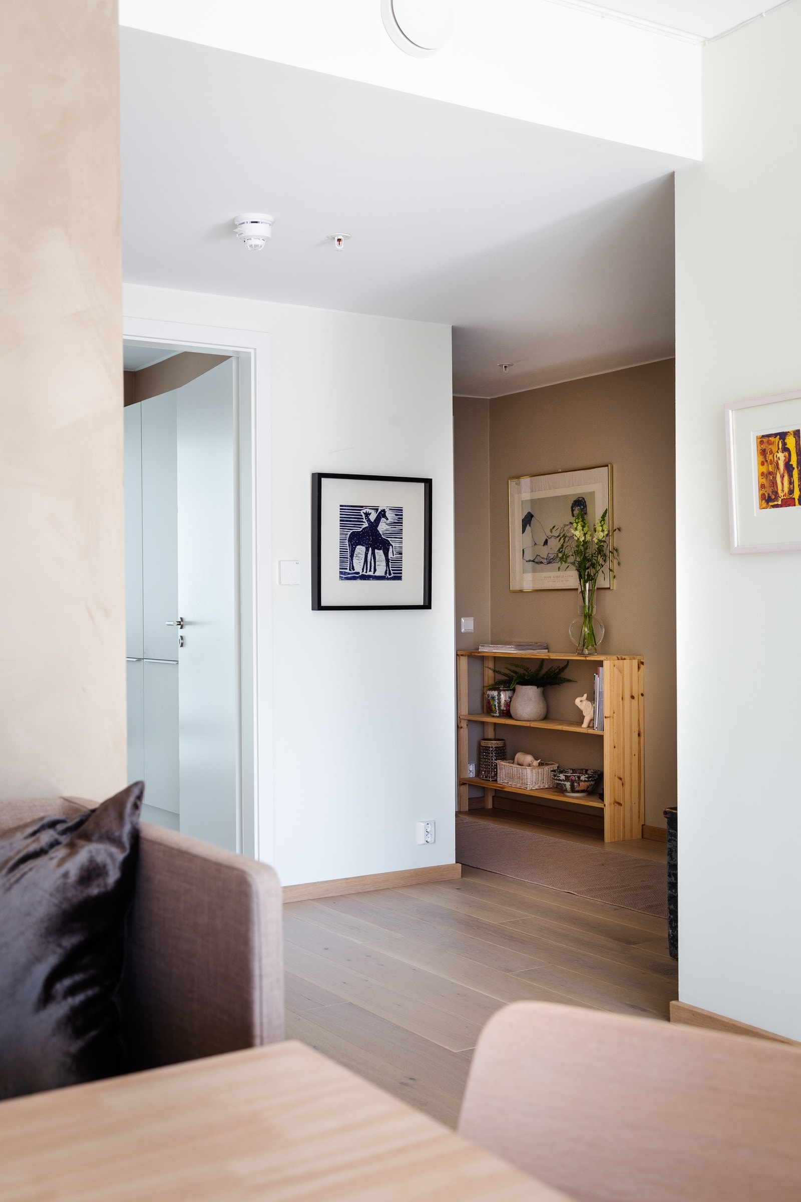 Romslig gang med tilgang til hovedsoverom, baderom, stue/kjøkken og innvendig bod Galleribilde