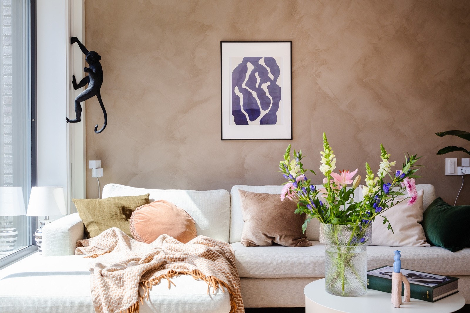 Hva er vel bedre enn å kunne slenge seg ned på sofaen etter en lang dag på jobb? Galleribilde