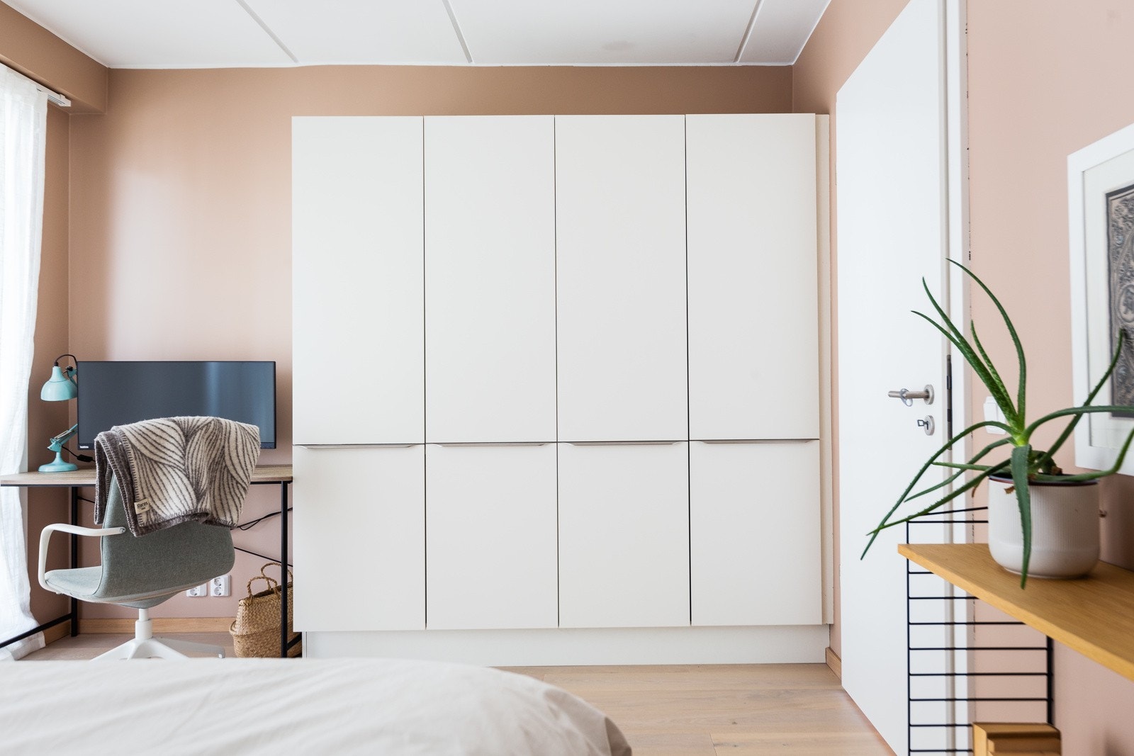 God plass til store garderobeskap langs den ene veggen! Galleribilde