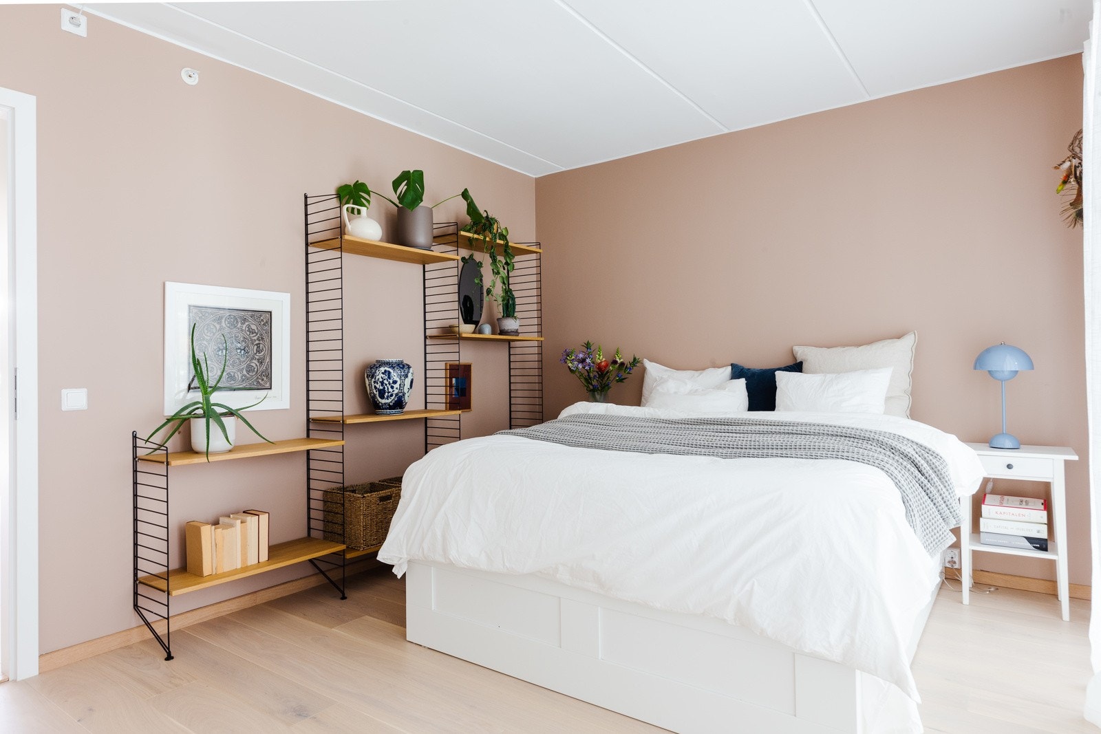 Romslig hovedsoverom med god plass til både dobbeltseng, garderobeskap og kontorpult. Galleribilde