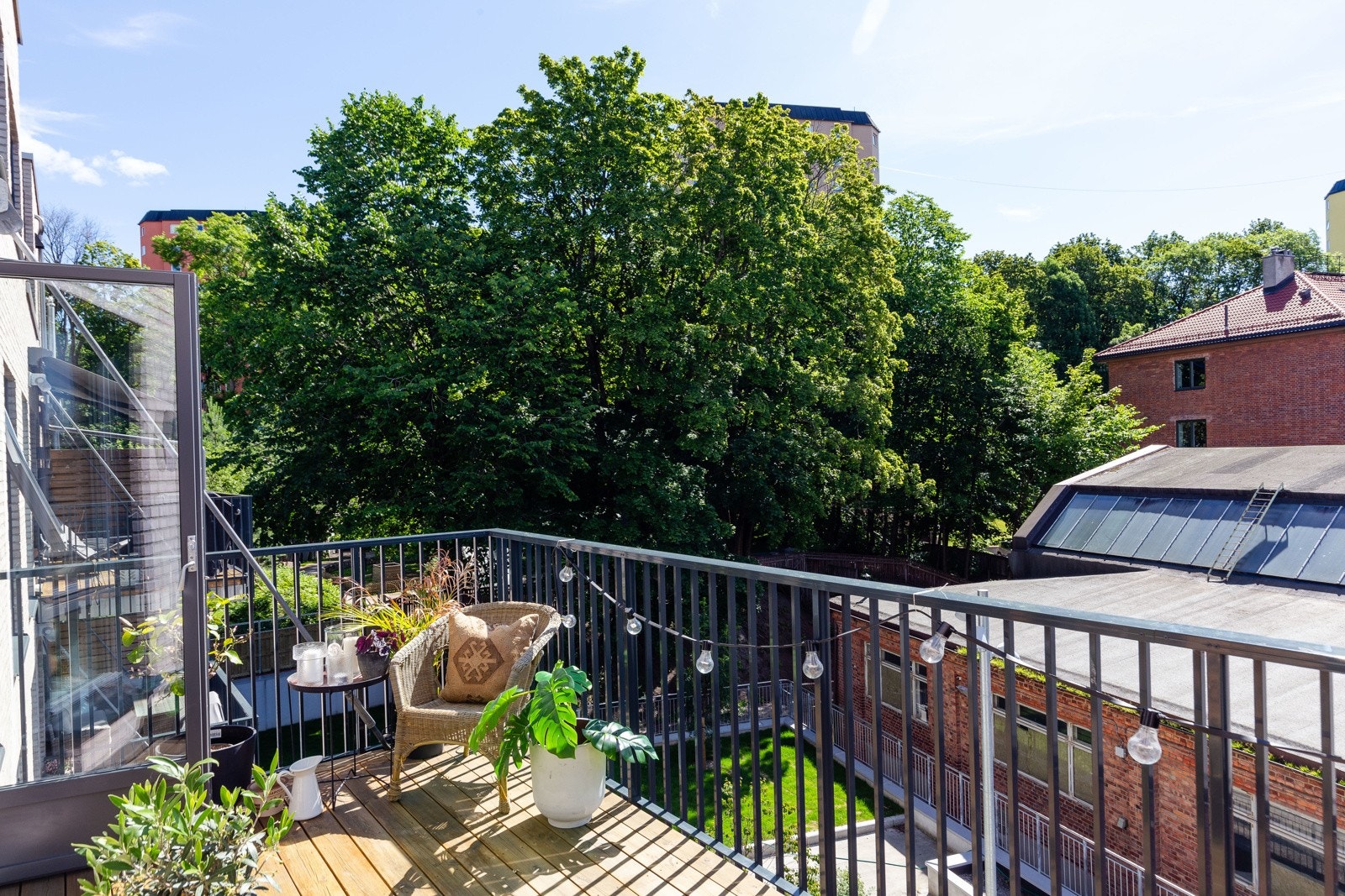 Hva er vel bedre enn en stor sydvendt balkong på hele 10,5 kvm? Et ekstra pluss er at det er felles takterrasse i sameiet. Galleribilde