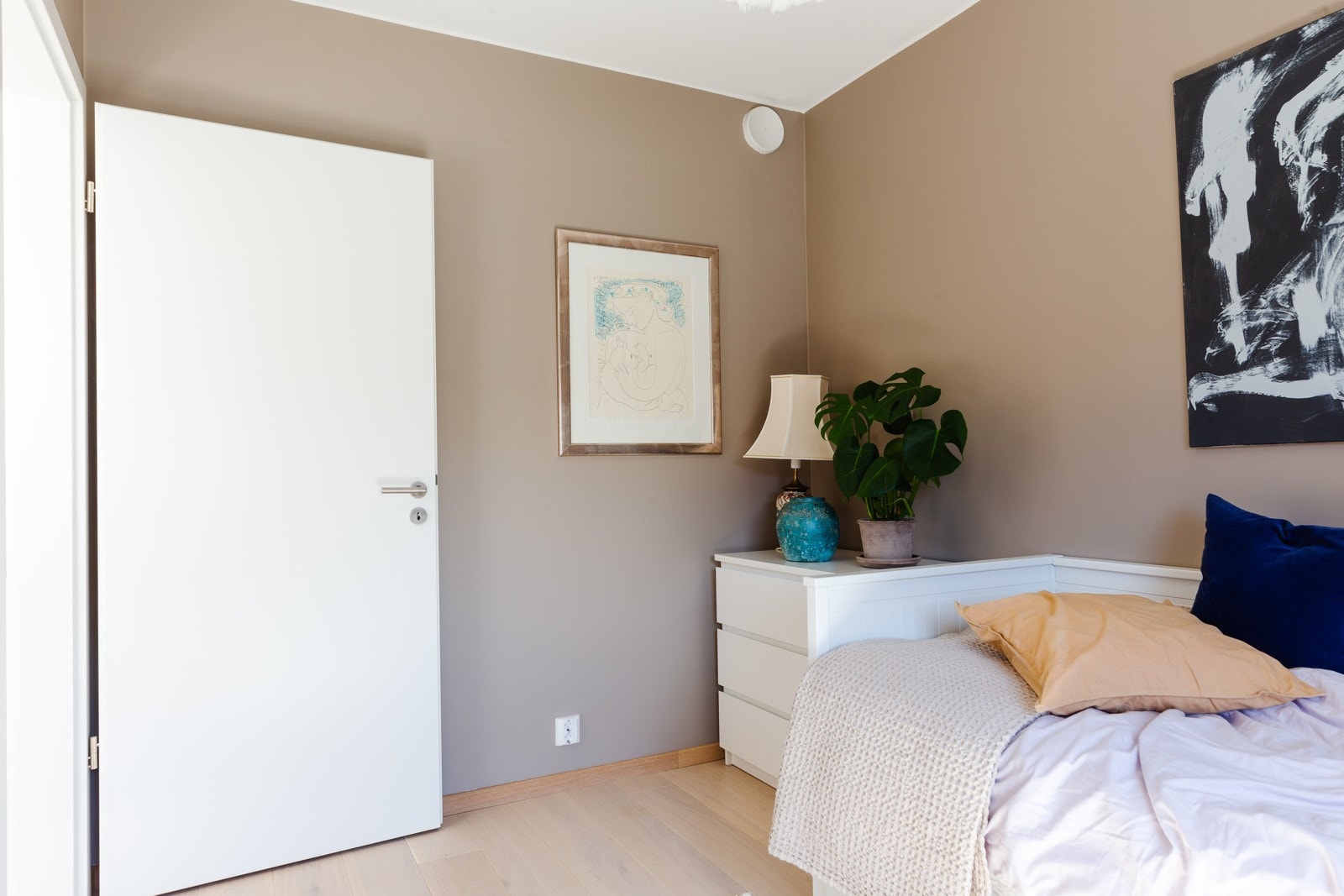 God plass til seng samt kommode. Galleribilde