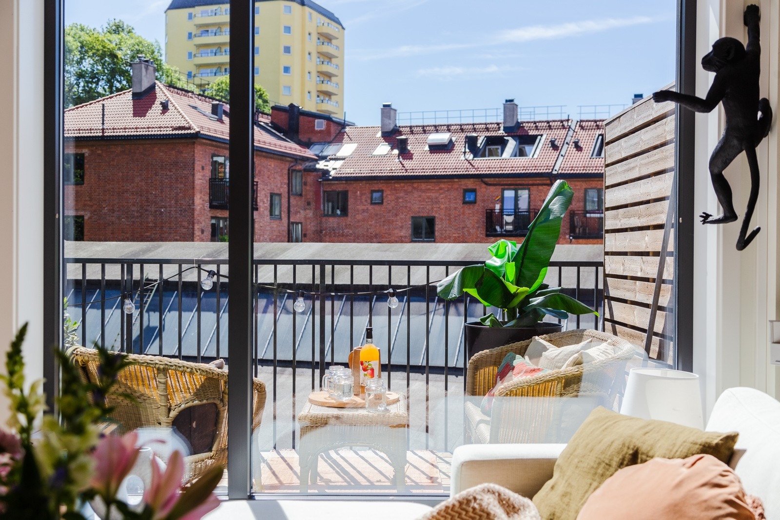 Balkongen fungerer som en forlengelse av stuen. Godt med naturlig lysinnslipp fra vinduene! Galleribilde