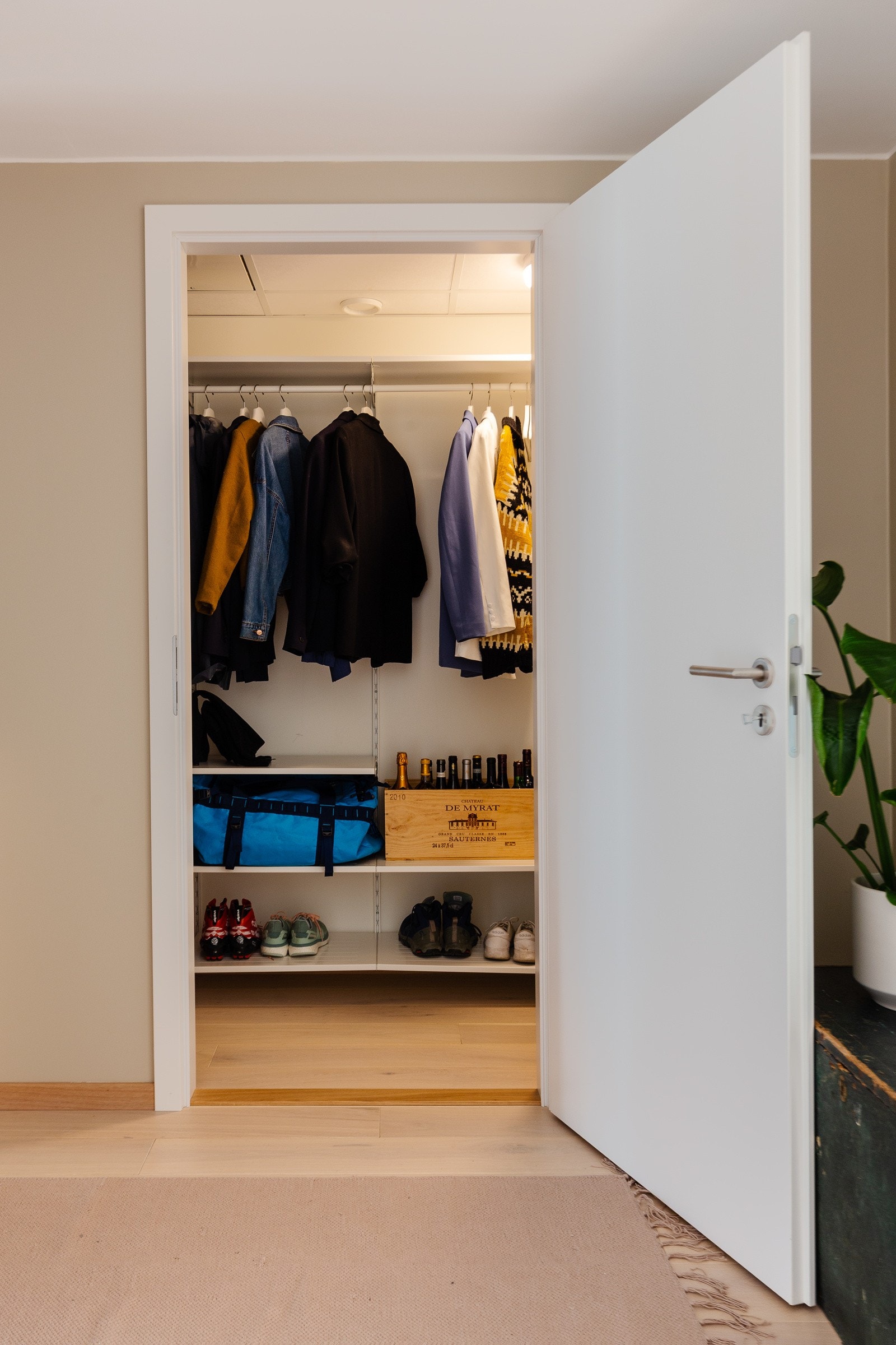 Stor innvendig bod med rikelig med oppbevaringsplass. Galleribilde