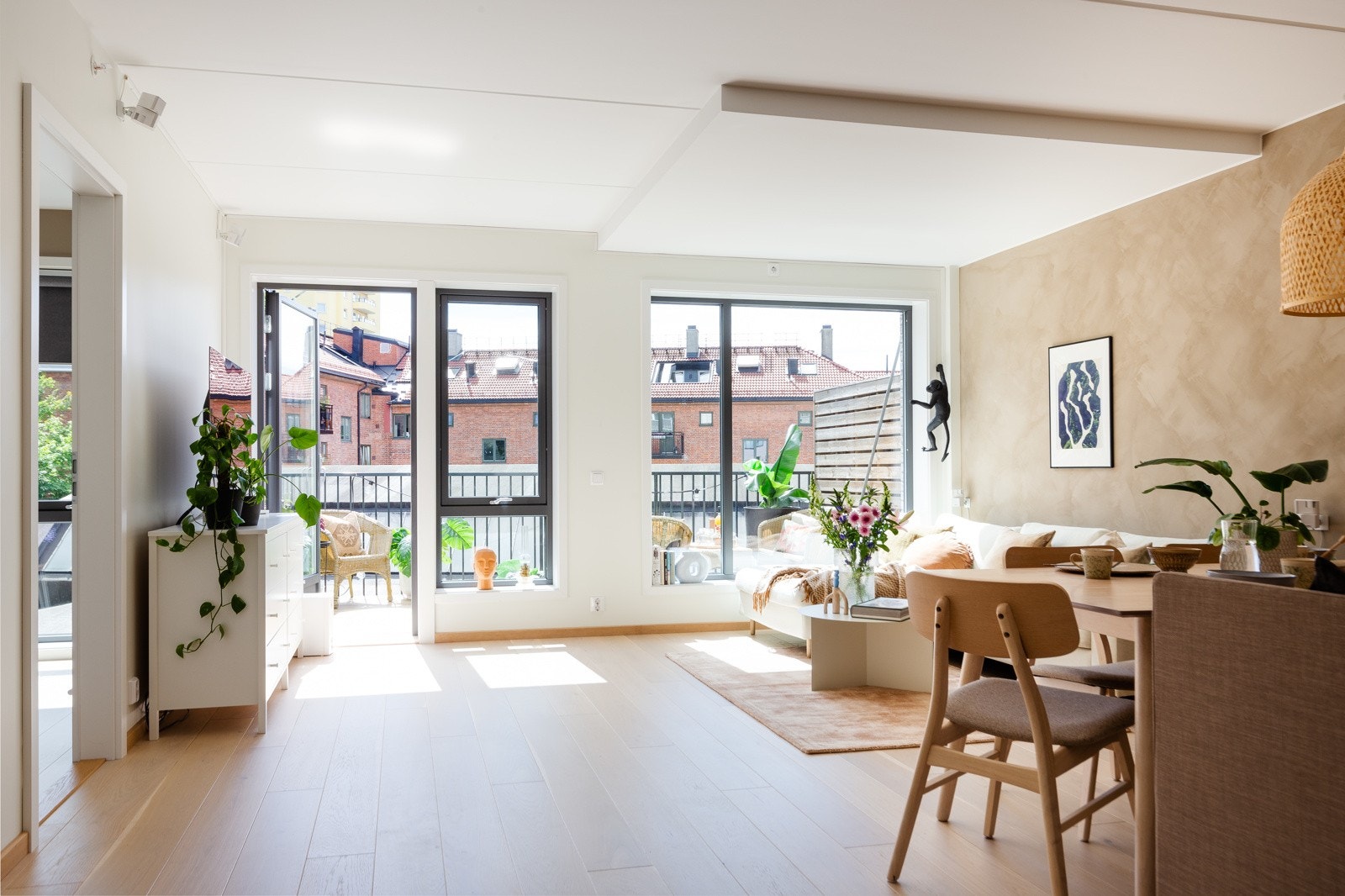 De store vindusflatene slipper inn rikelig med naturlig lys og gjør at stuen er et lyst og luftig sted å oppholde seg. Galleribilde