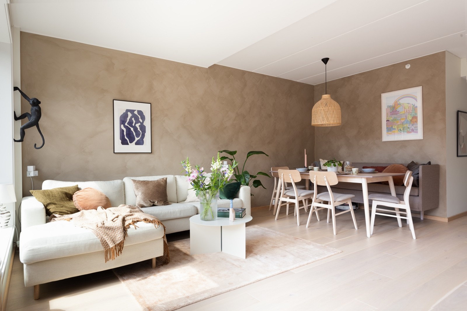 Stuen er ideelt utformet slik at man får god plass til både en hyggelig sofakrok samt et stort spisebord med stoler. Galleribilde