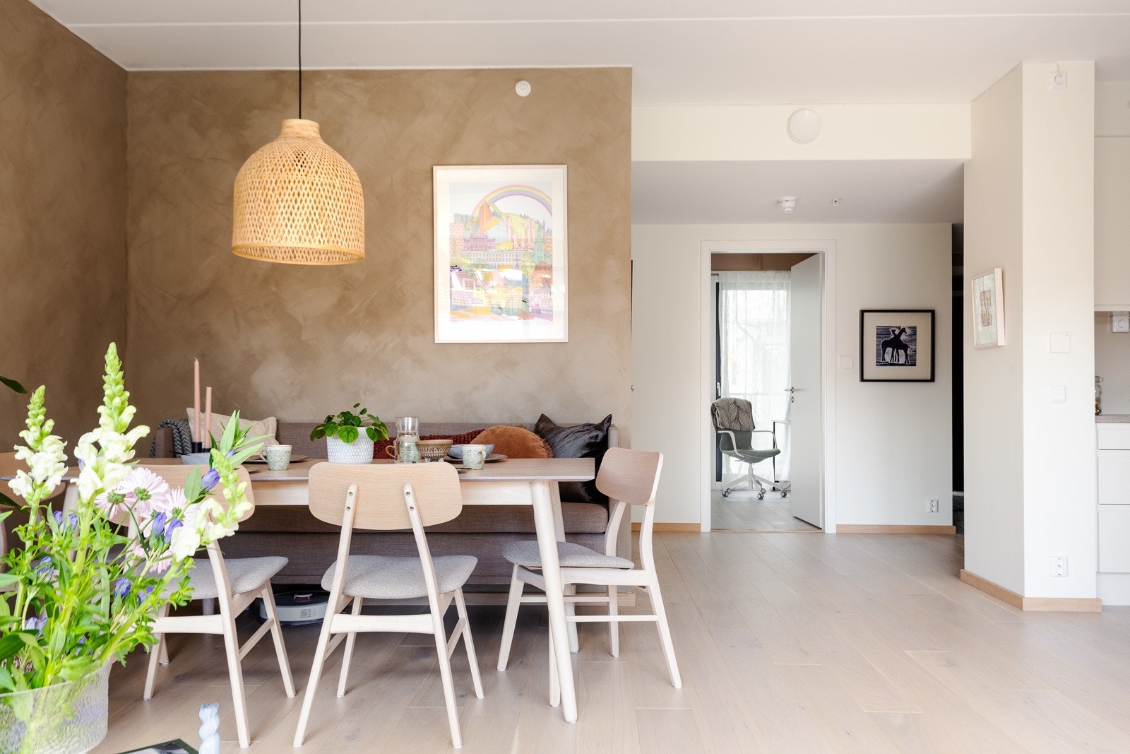 Overgangen mellom stue og kjøkken skaper en naturlig sone for de sosiale begivenhetene! Galleribilde