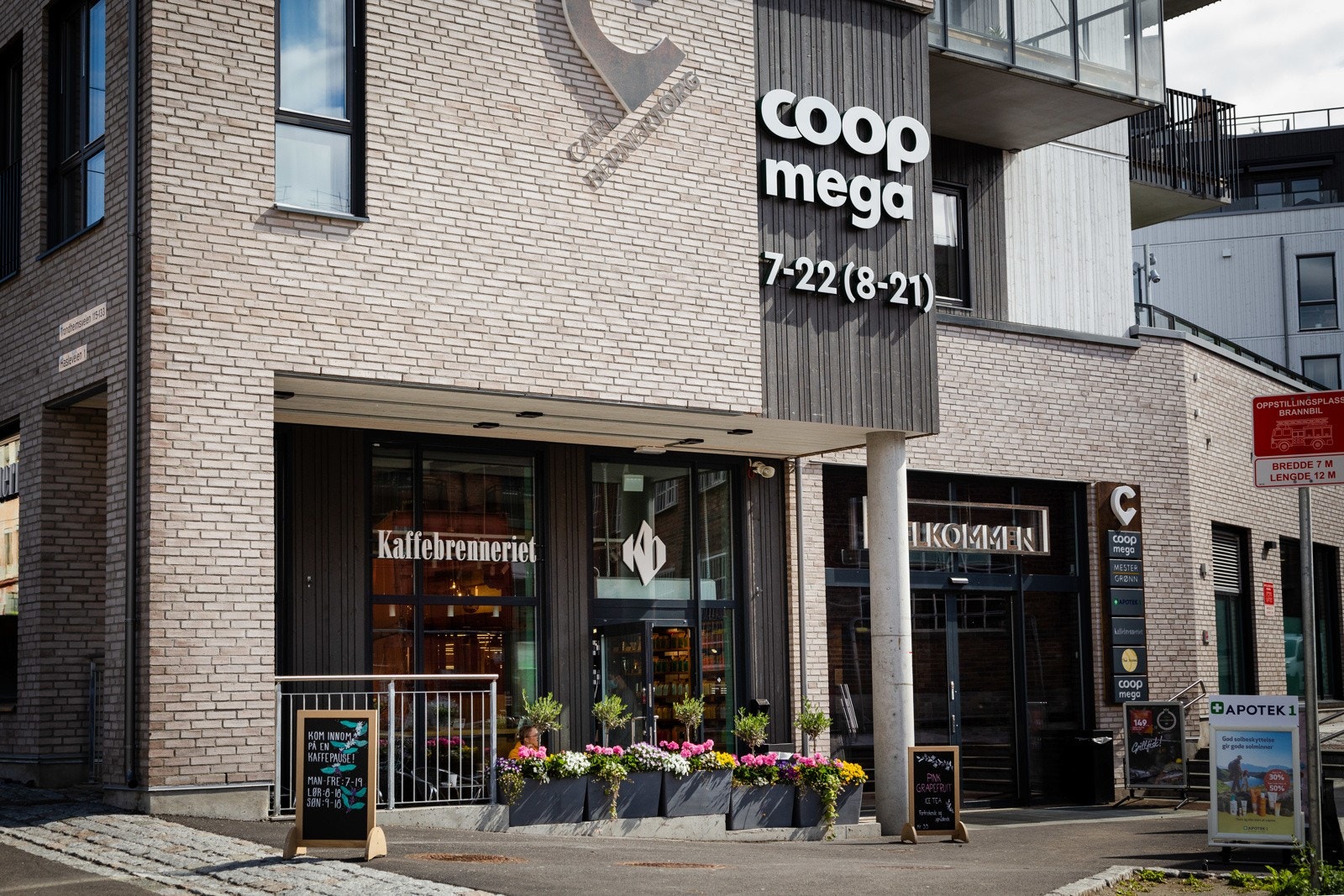 Bo sentralt i et populært bygg! I 1.etasje i bygget er det servicetilbud som kafe, dagligvarebutikk, apotek og blomsterbutikk! Galleribilde