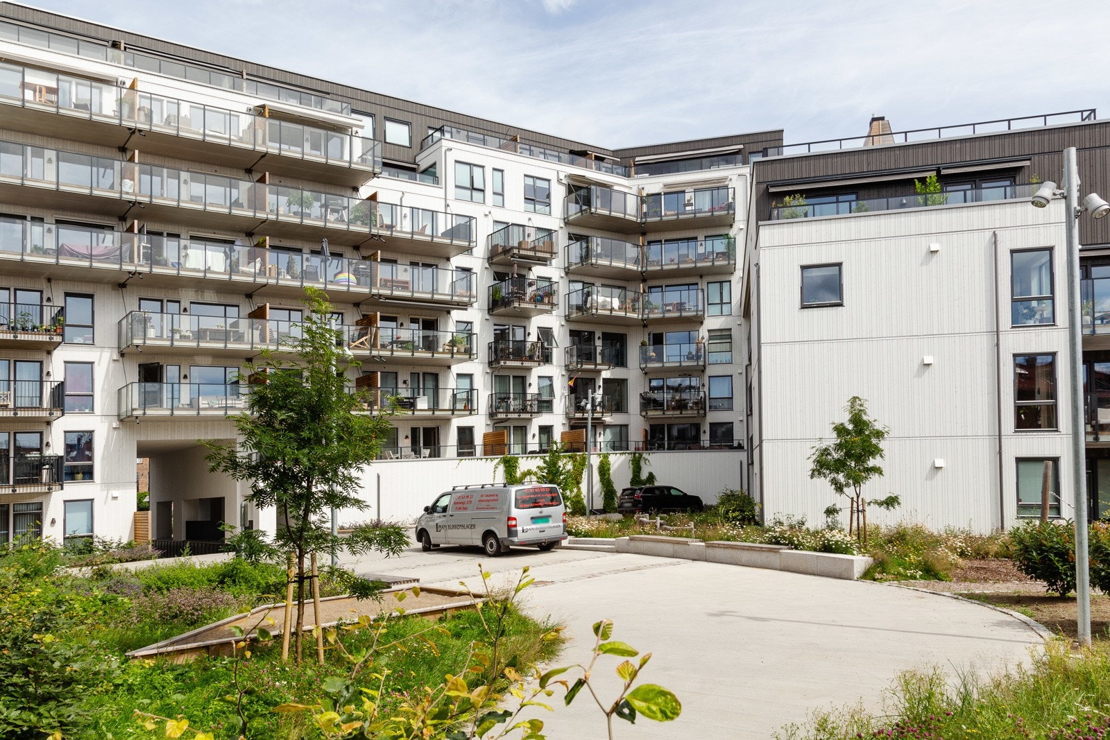 Velkommen til populære Carl Berner Torg! Bygget stod ferdig i 2020 og holder en svært god standard. Galleribilde