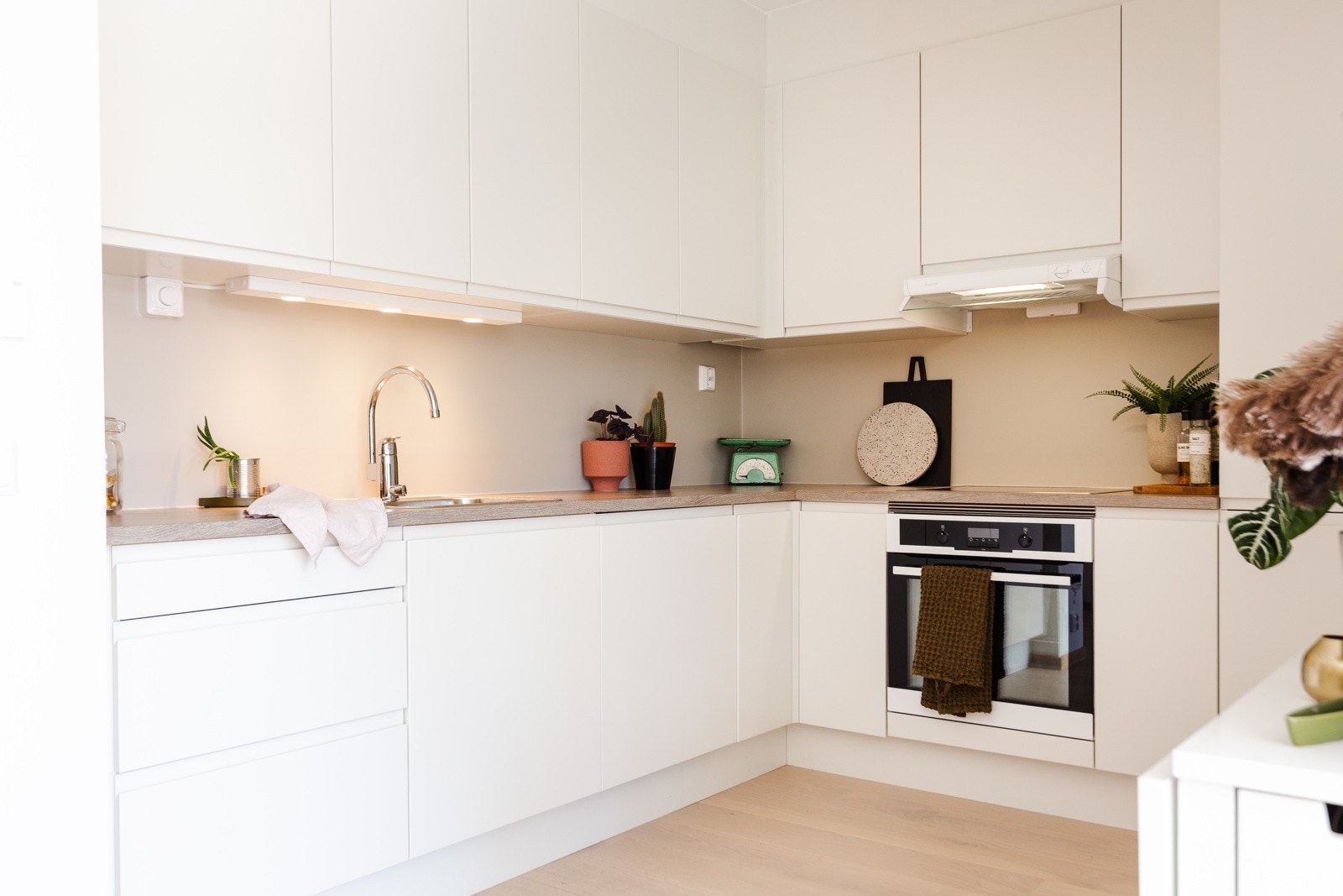 Praktisk utformet kjøkken med takhøy innredning med rikelig med skap- og benkeplass! Galleribilde