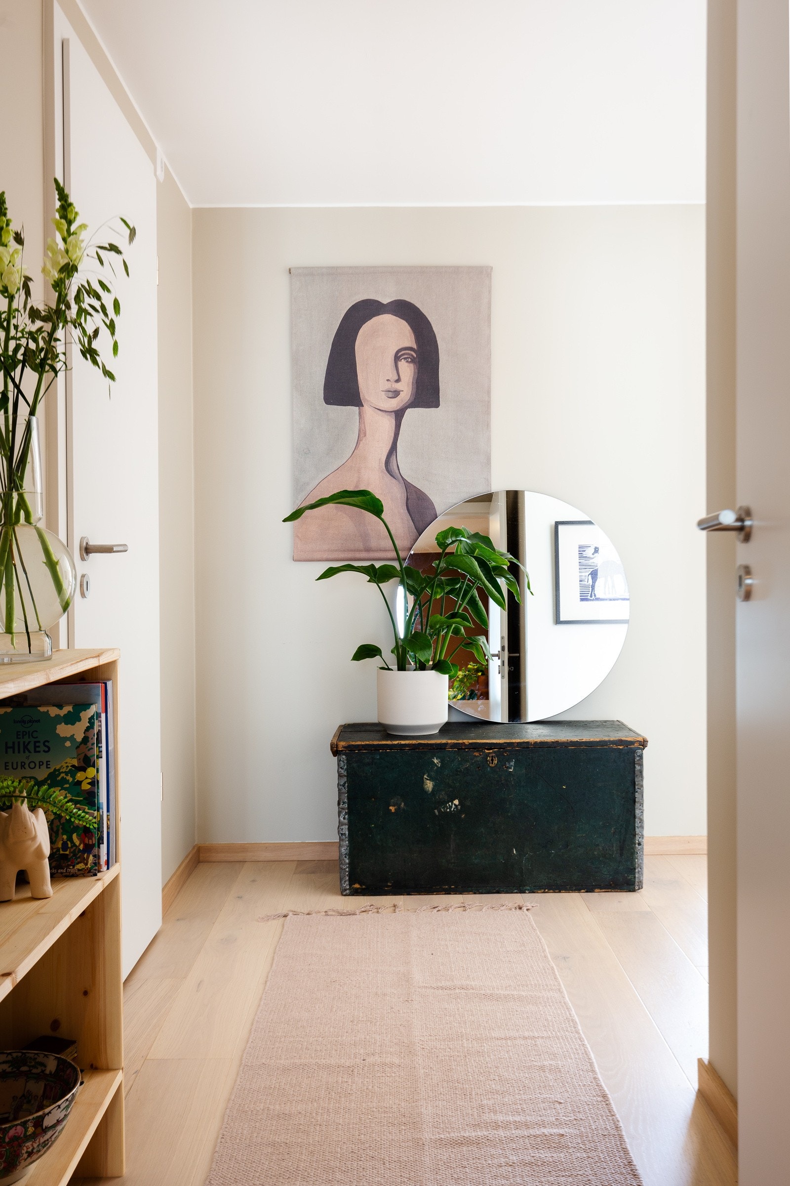 Tilknyttet gangen ligger det en stor innvendig bod som gjør oppbevaring til en lek! Galleribilde