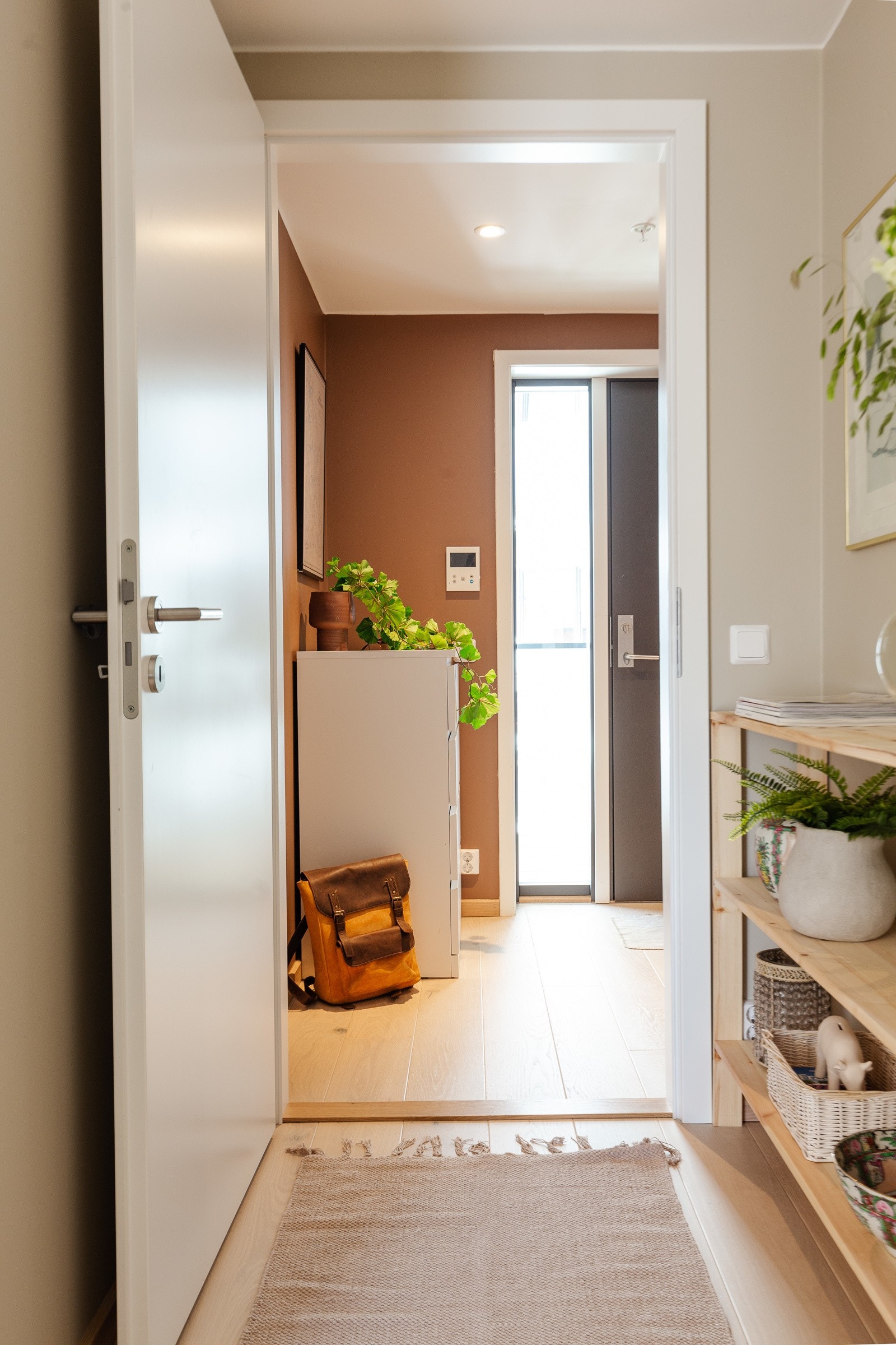 Romslig gang med god plass til å henge fra seg ytterklærne. Galleribilde