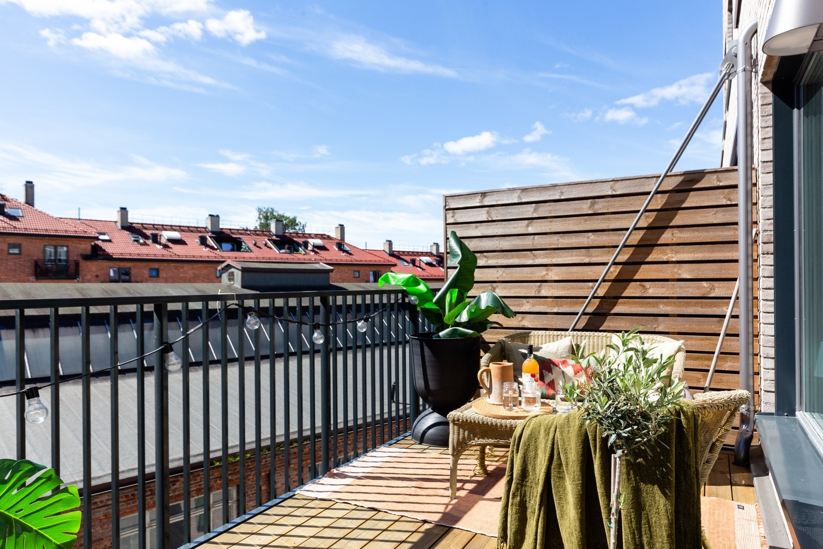 Det er godt med plass til flere sittegrupper på balkongen. Et ekstra pluss er at det er tillatt med både gass og elektrisk grill her. Galleribilde