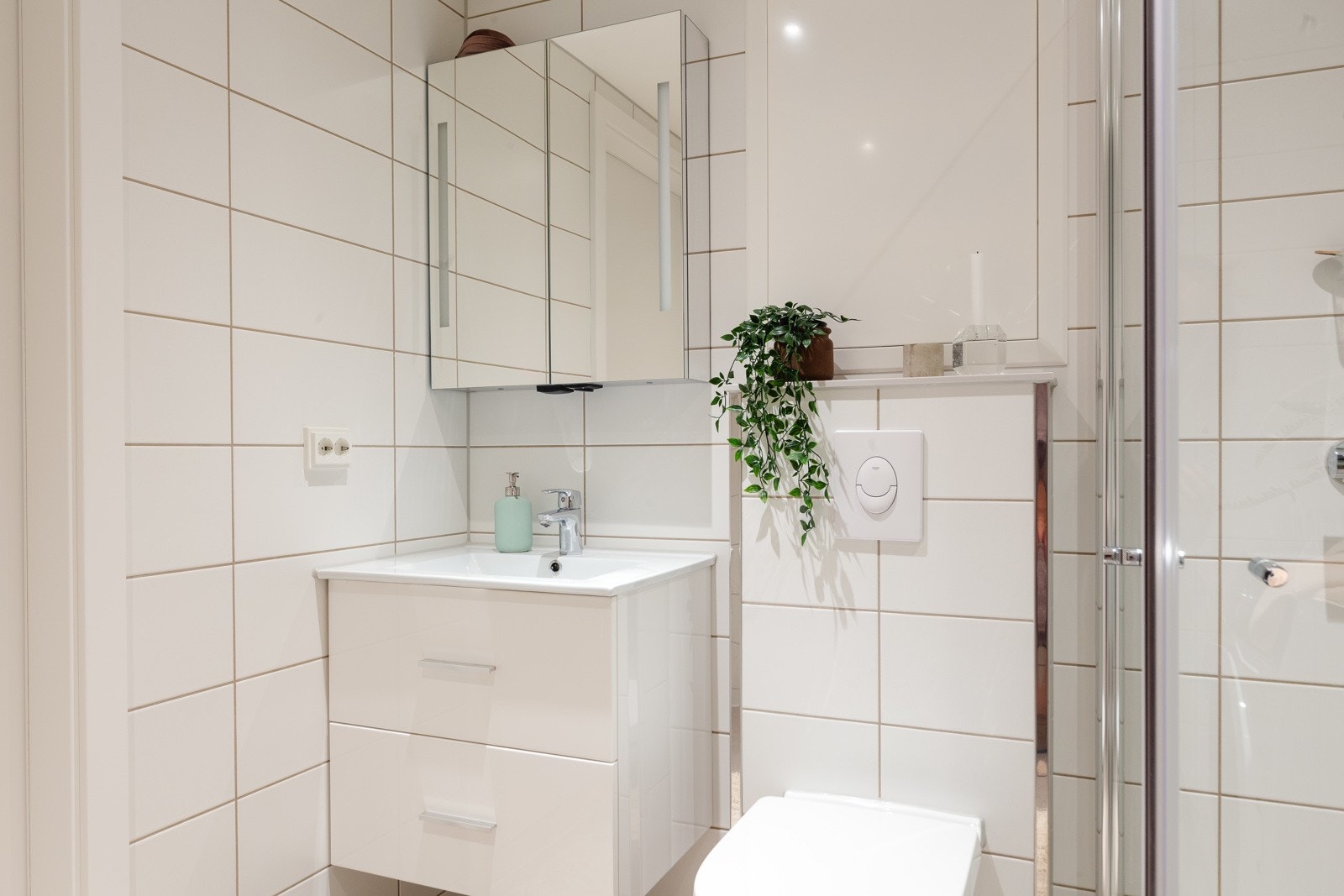 Og selvfølgelig servant med tilhørende skap! Galleribilde