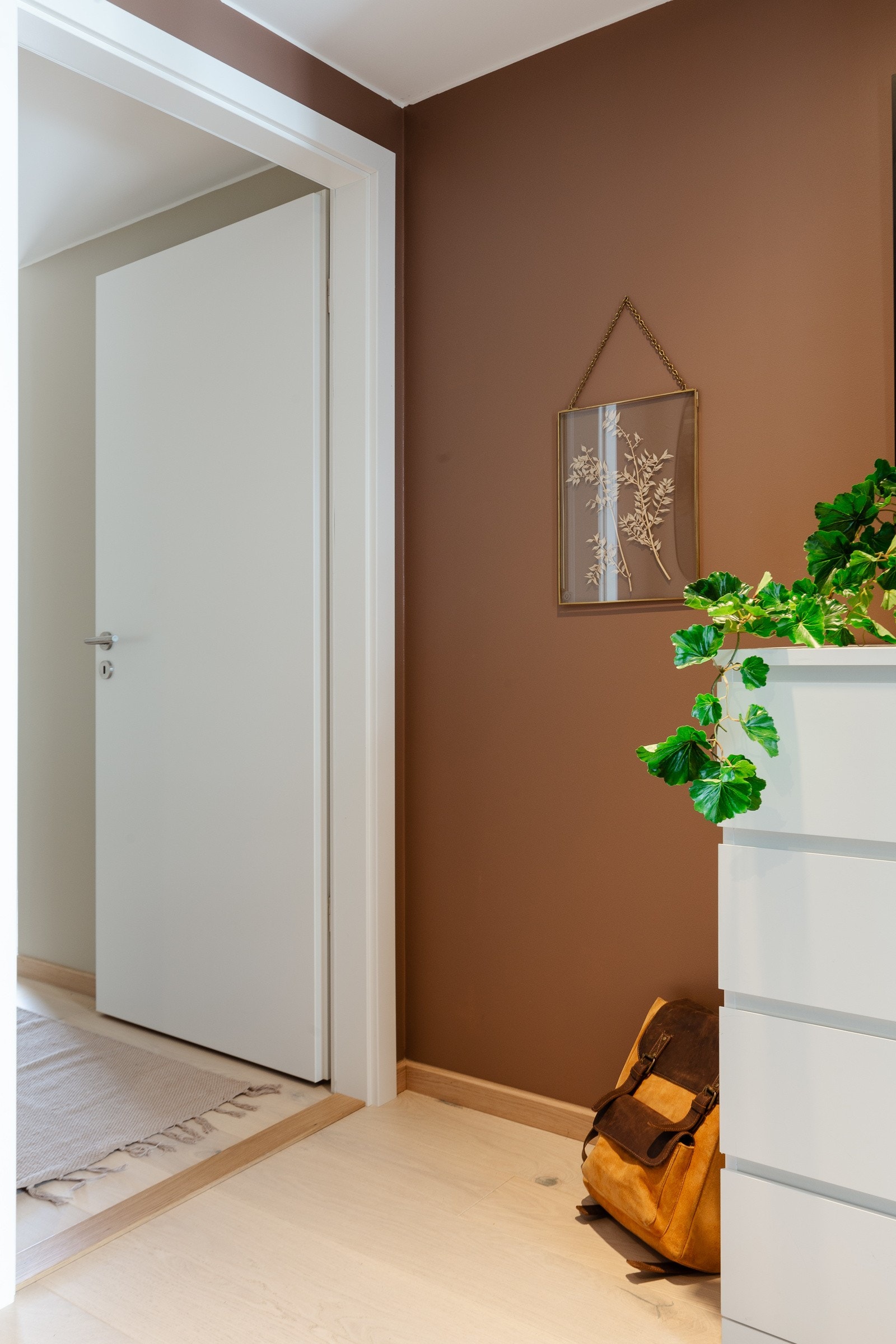 Leiligheten har en romslig gang. Fra gangen har man tilgang til hovedsoverommet, boden, stue/kjøkken og badet. La oss ta en titt på sistnevnte! Galleribilde