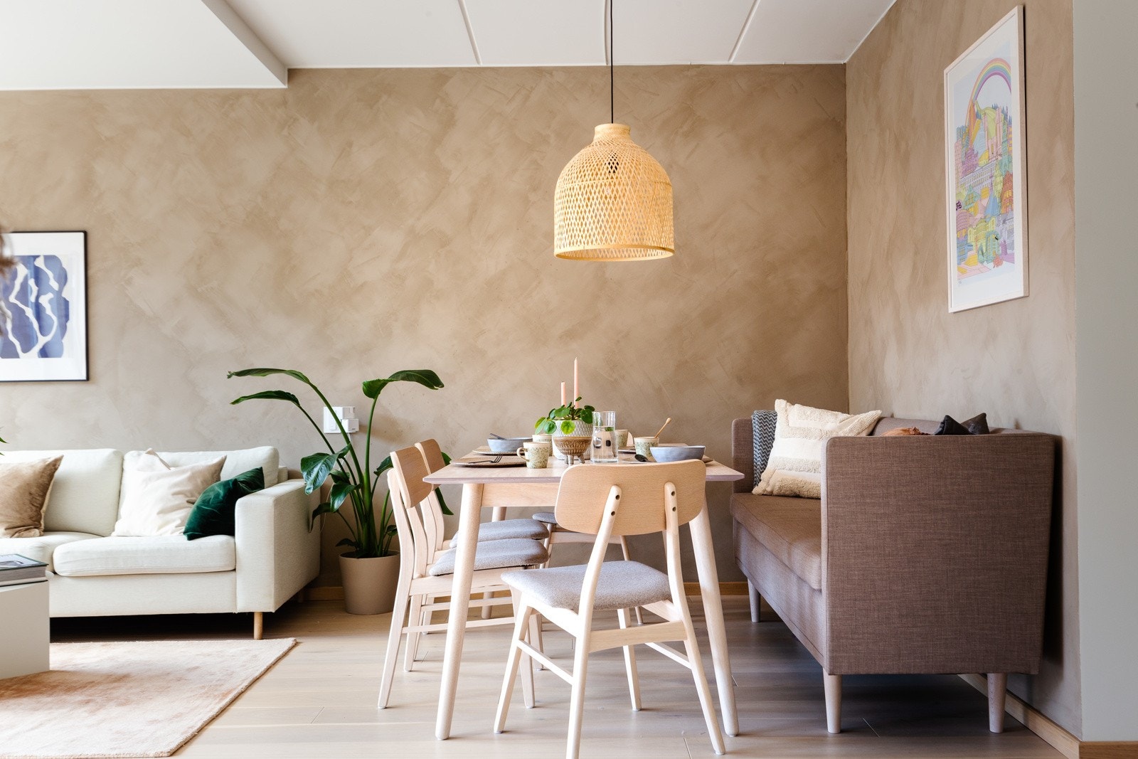 Stuen er malt i en lekker kalk-farge som gir rommet akkurat den moderne følelsen det fortjener. Galleribilde