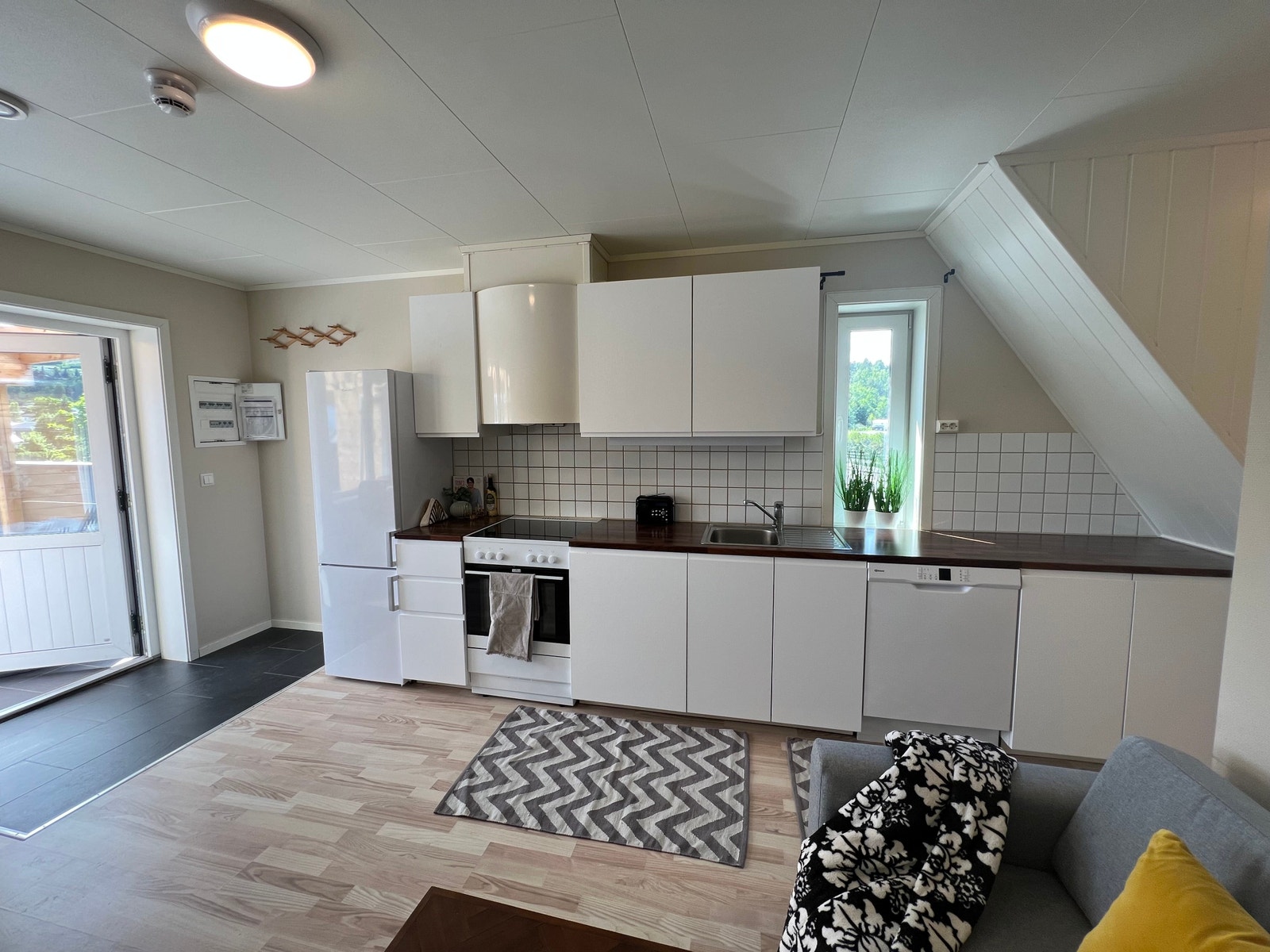 Kjøkken med hvitevarer og alt utstyr Galleribilde