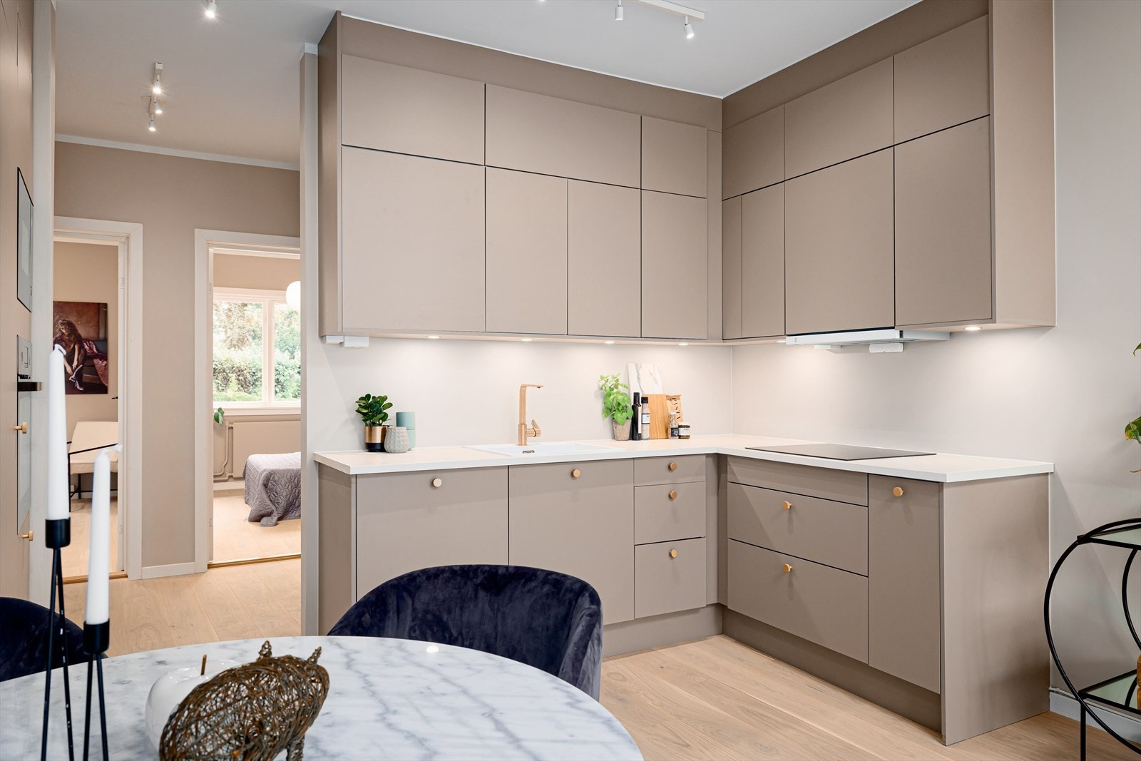 Lekkert kjøkken fra HTH med integrerte hvitvarer Galleribilde