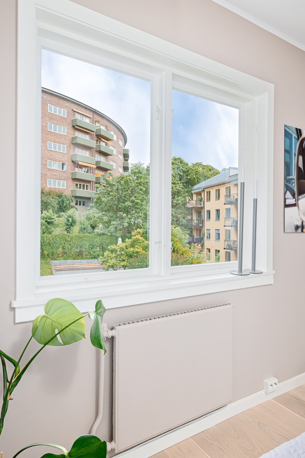 Hyggelig utsyn. Begge soverom vender mot grønn bakgård Galleribilde