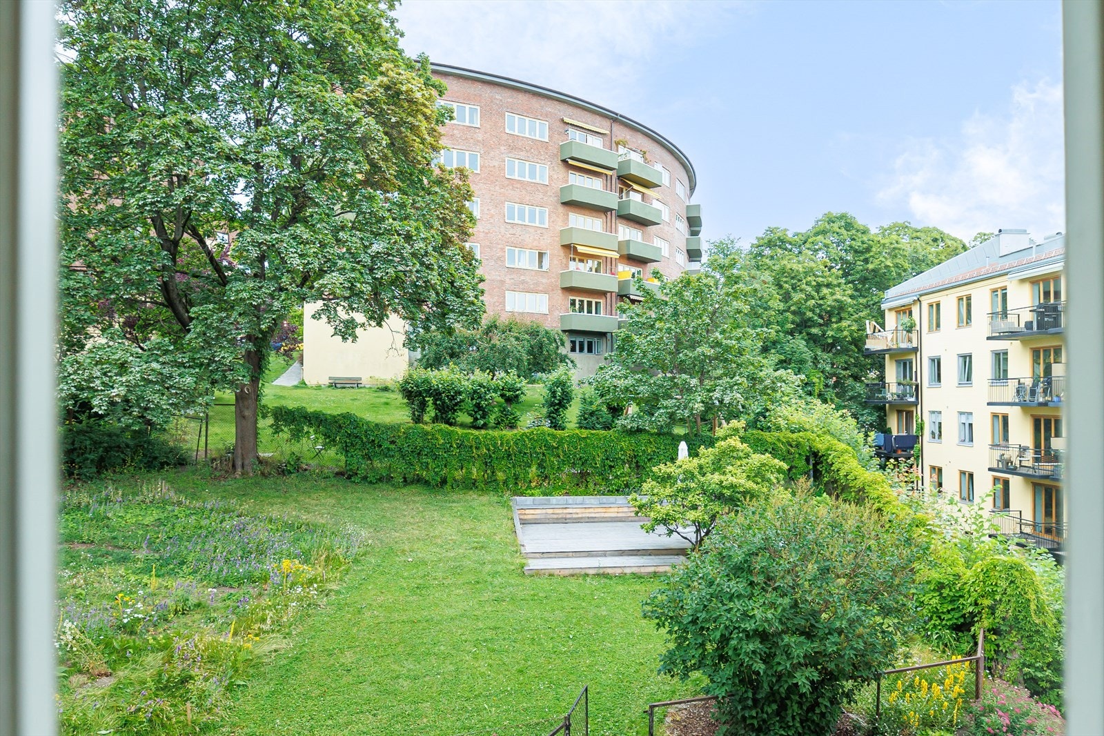 Frodig bakgård med sitteplasser Galleribilde