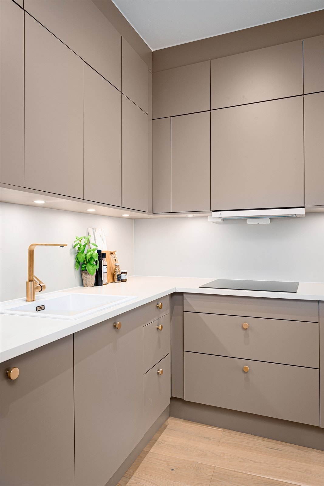 Legg merke til fokus på detaljer i hele leiligheten som her med håndtak på underskap og push-to-open overskap Galleribilde