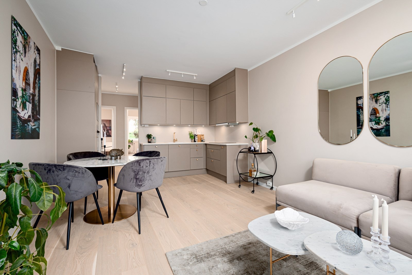 Alle overflater er nye. 1-stavs eikeparkett på gulv. Galleribilde